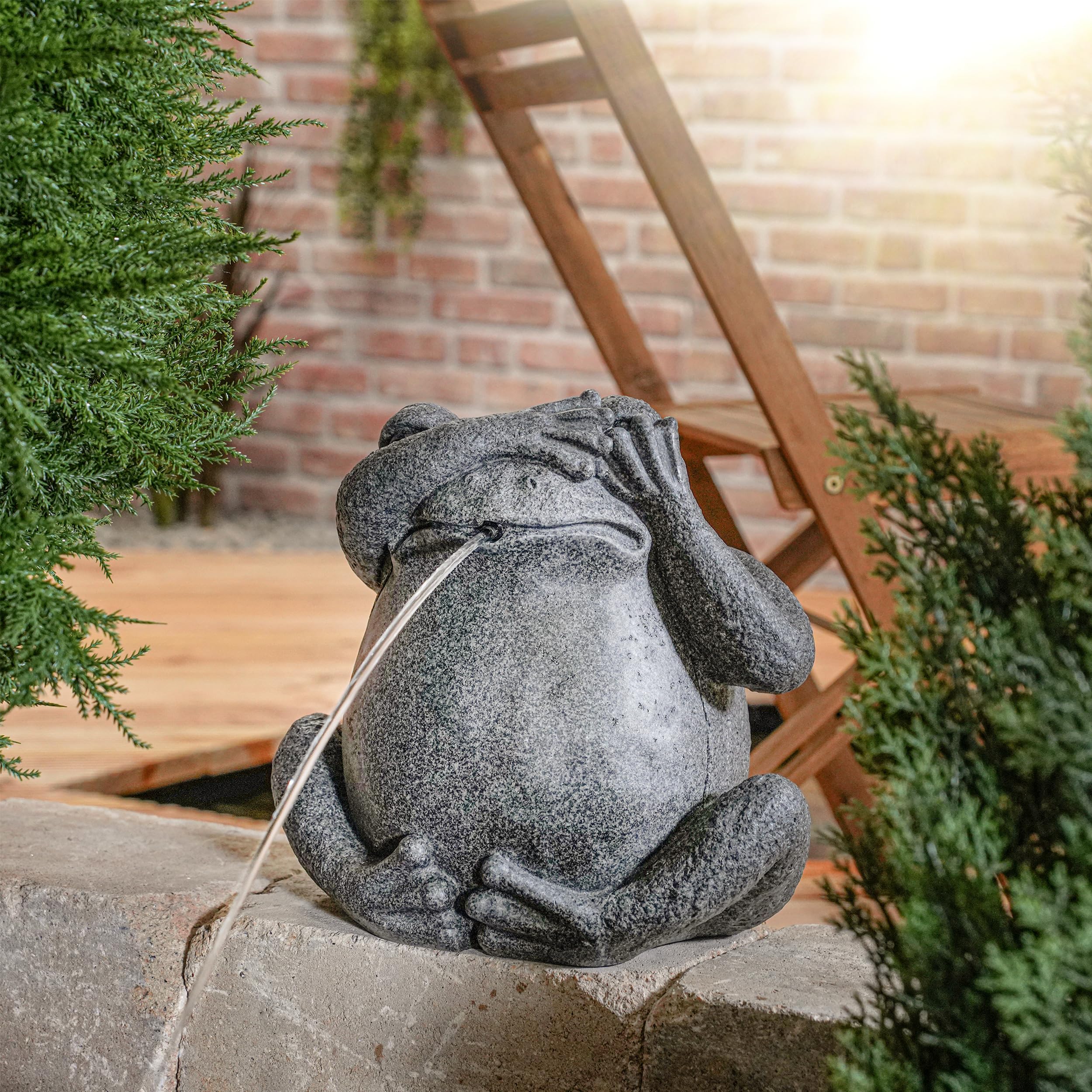 Esotec Wasserspeier sitzender Frosch in Steindesign, Brunnenfigur für Teich & Garten aus Polyresin, Gartenfigur mit 3m Schlauch, Wasserspiel Figur, 33x30x24cm 100746