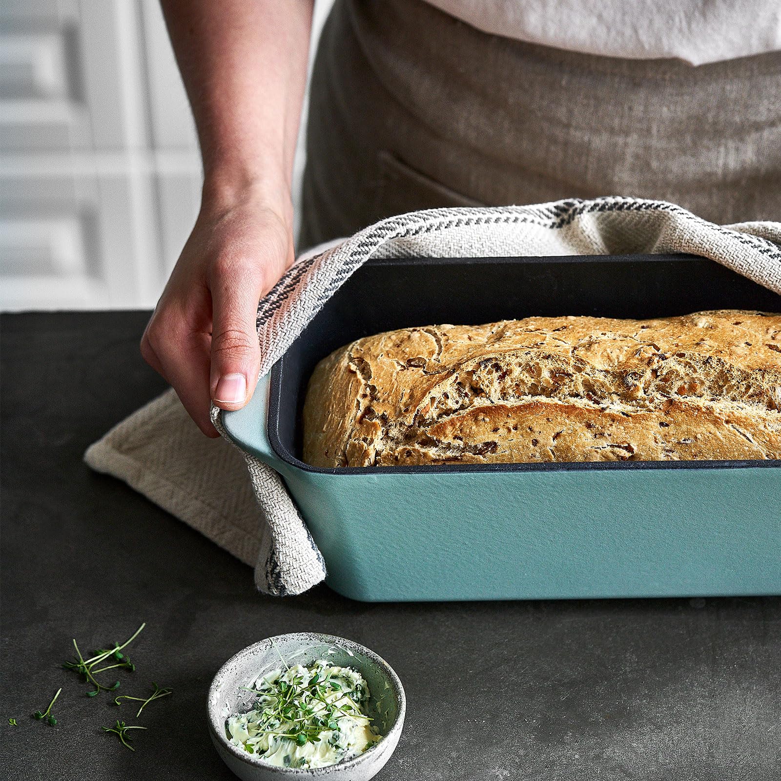 Springlane Kitchen Kastenform Gusseisen mit Deckel 3L, Emaillierte Brotbackform für saftiges Brot, Pasteten & Aufläufe, Robuster Gusseisenbräter 33,5 x 13 cm, Mint