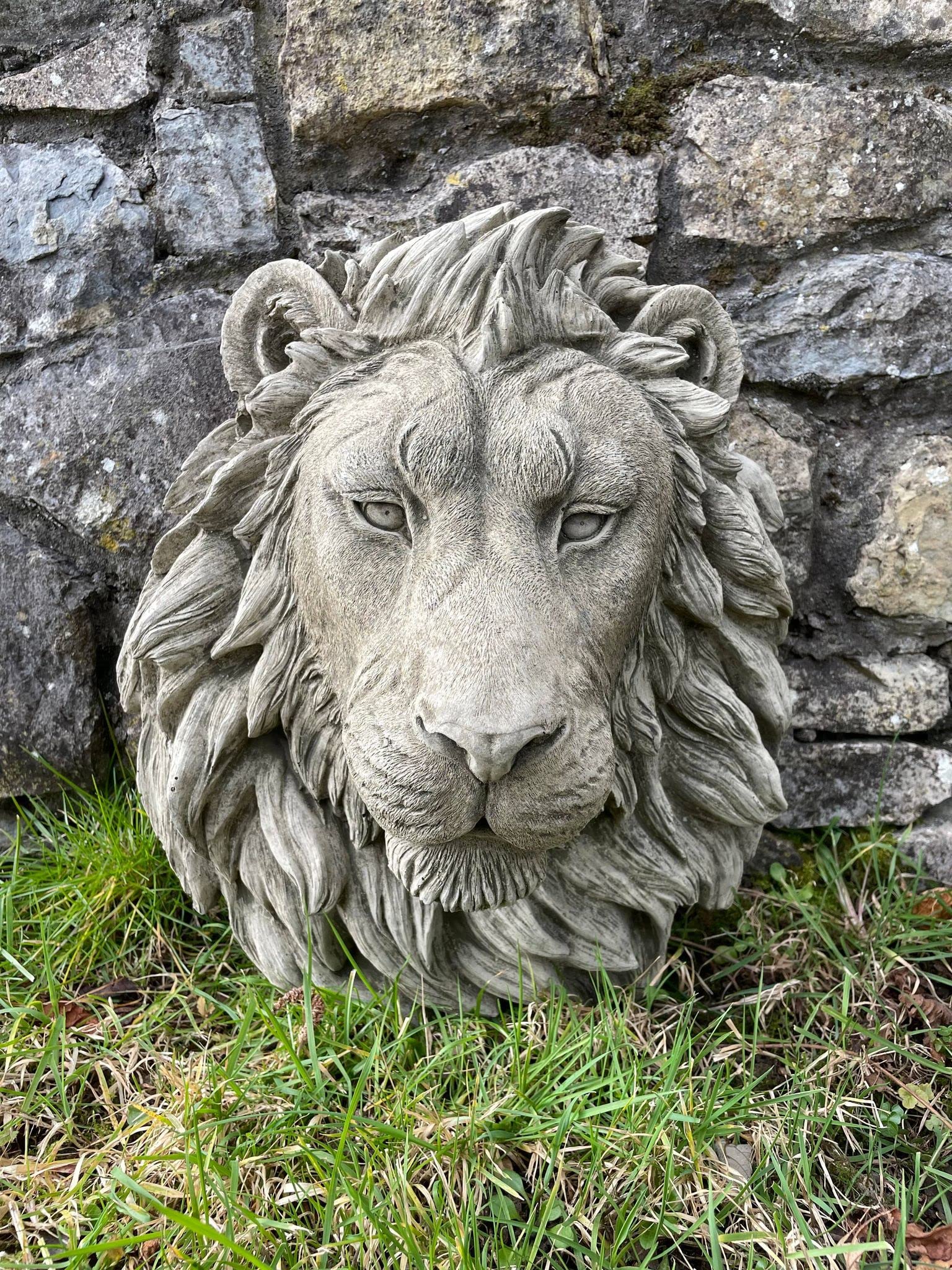 Coppia di statue a forma di leone, in pietra, per ambienti esterni, stile classico, decorazione e ornamento da giardino