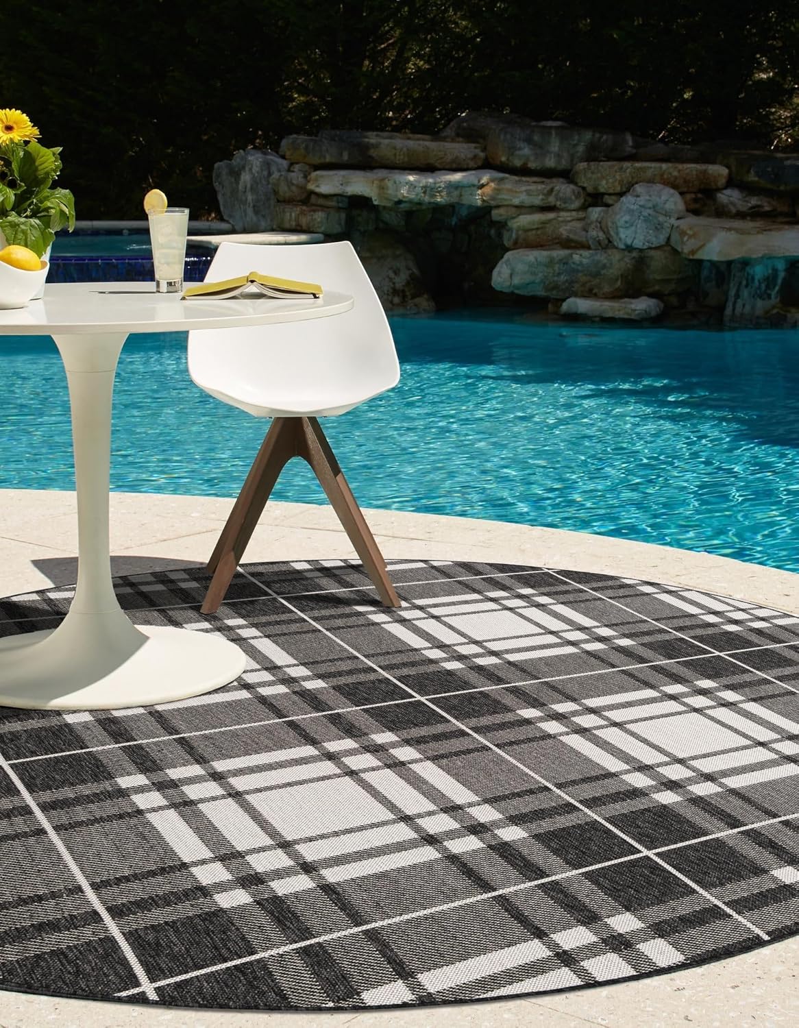 Rugs.com Outdoor Checkered Collection Rug – 3 Ft Round Black and White Flatweave-Pile Rug Perfect for Kitchens, Dining Rooms