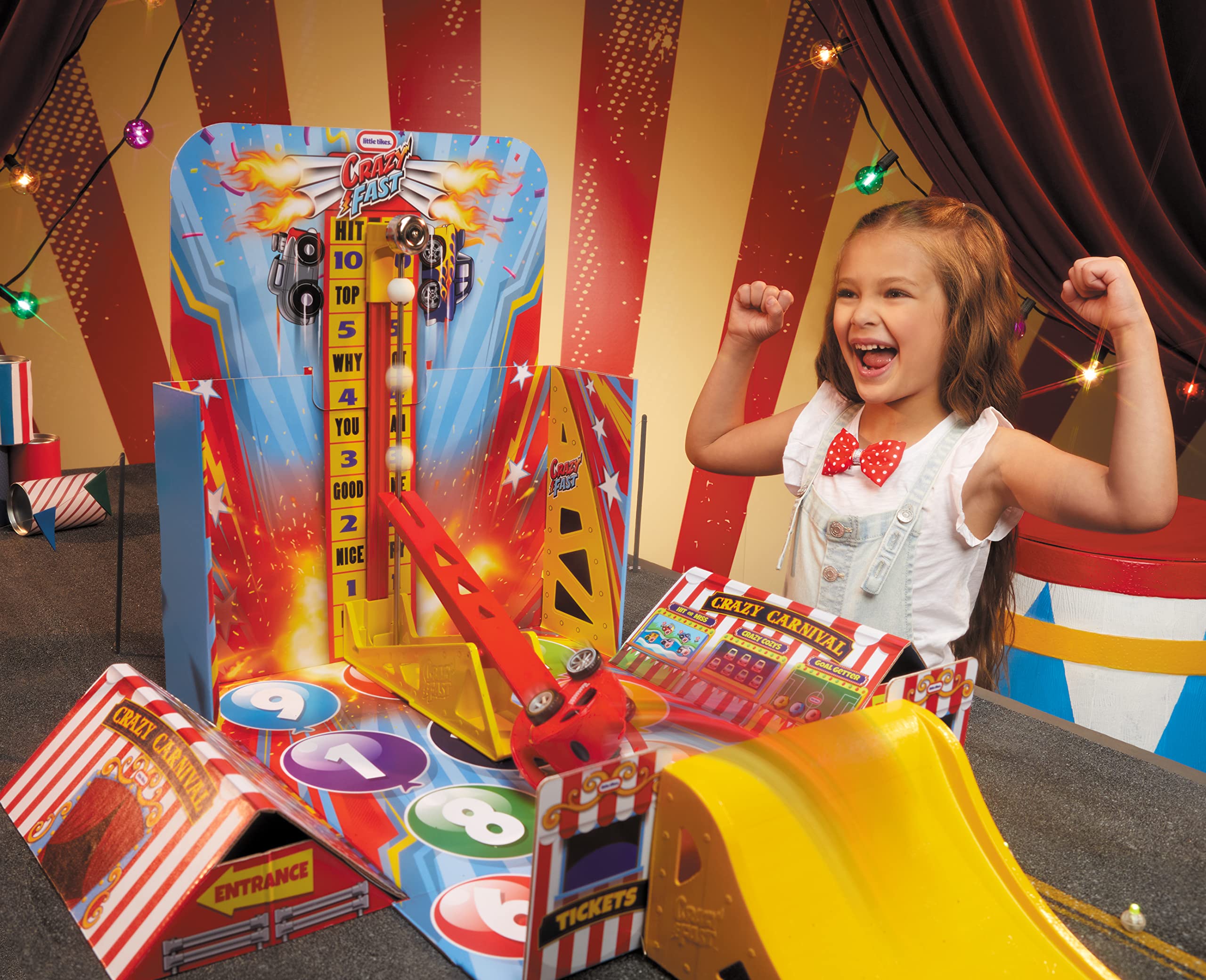 Little Tikes Flip & Fly Carnival Crazy Fast a Tema Luna Park; Con un'Esclusiva Macchinina Giocattolo a Spinta, una Catapulta, una Rampa, 2 Giochi e una Campana; Percorre fino a 15,25 Metri; Età: 3+