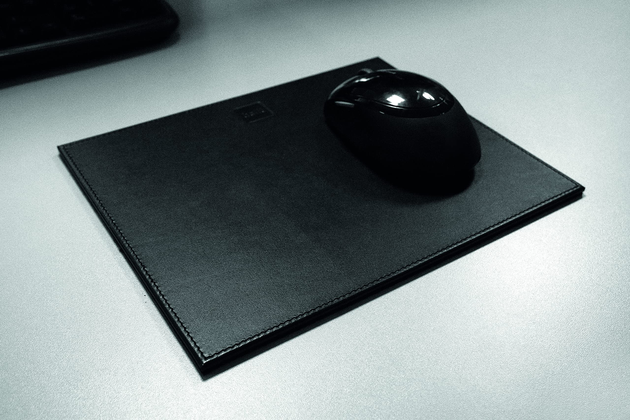 Helit H2524195 - Podkładka pod mysz "The Leather pad" z prawdziwej skóry, 250 x 200 x 5 mm, antypoślizgowa, zszywane krawędzie, 1 szt.