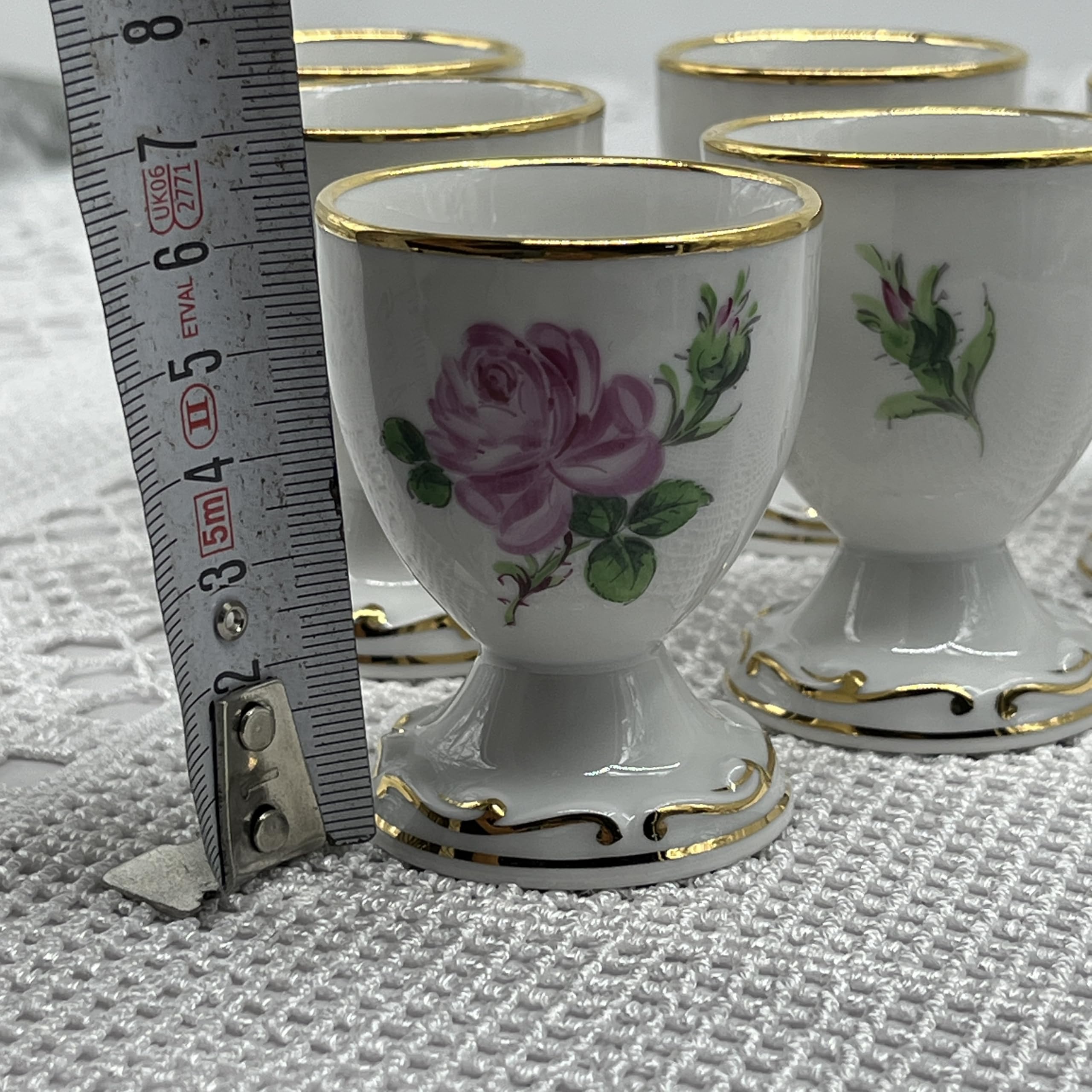 Traumhaftes 6er Set Porzellan Eierbecher – Handgemalt, mit edlem Goldrand & Rosen-Dekor, PGH Meißen(DDR), Vintage Sammlerstück