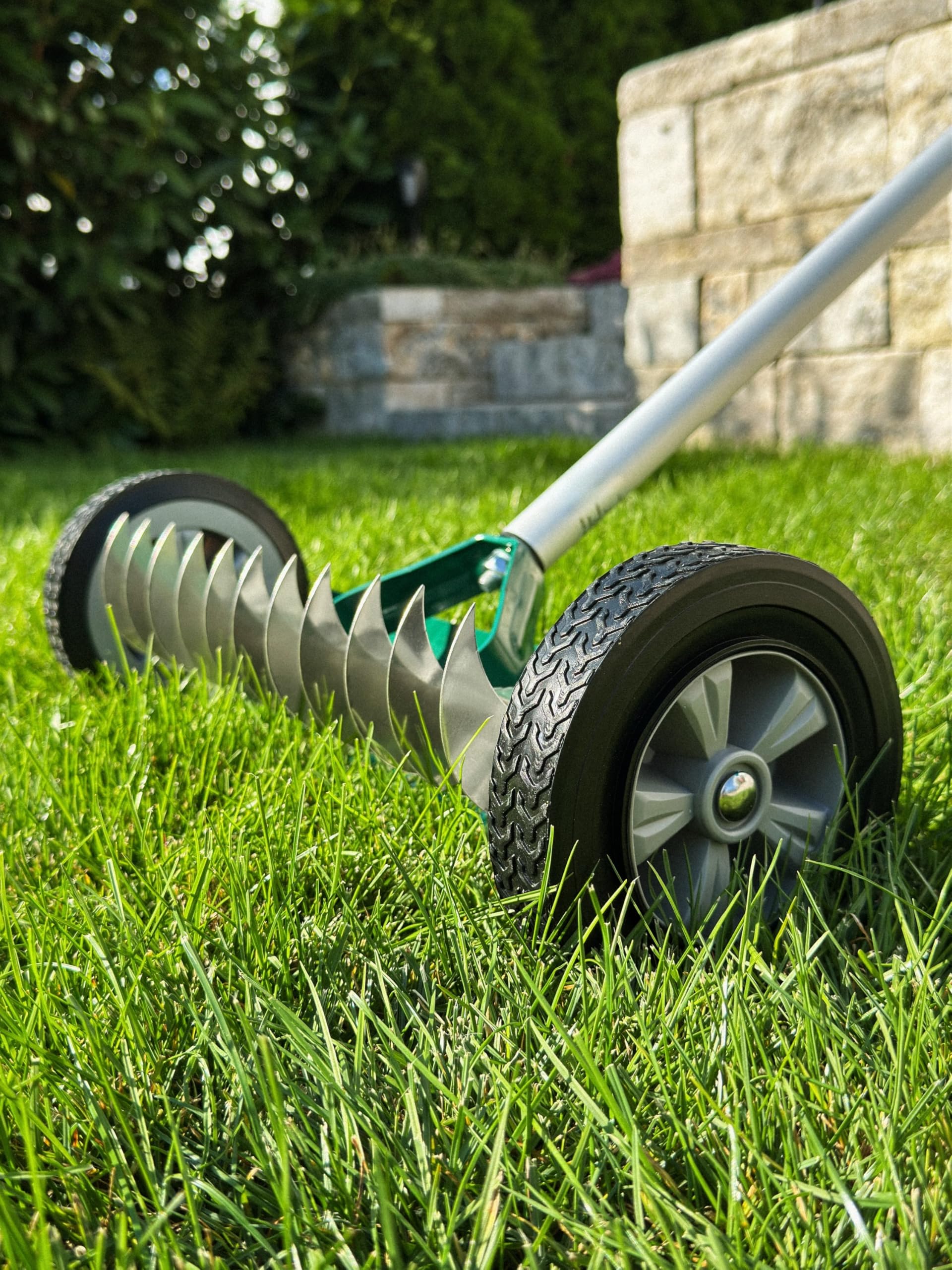 DAYGREEN Escarificador manual VT-32 | musgo y deshierbe con 11 cuchillas de acero inoxidable | 32 cm de ancho de trabajo | Ruedas suaves que protegen el césped