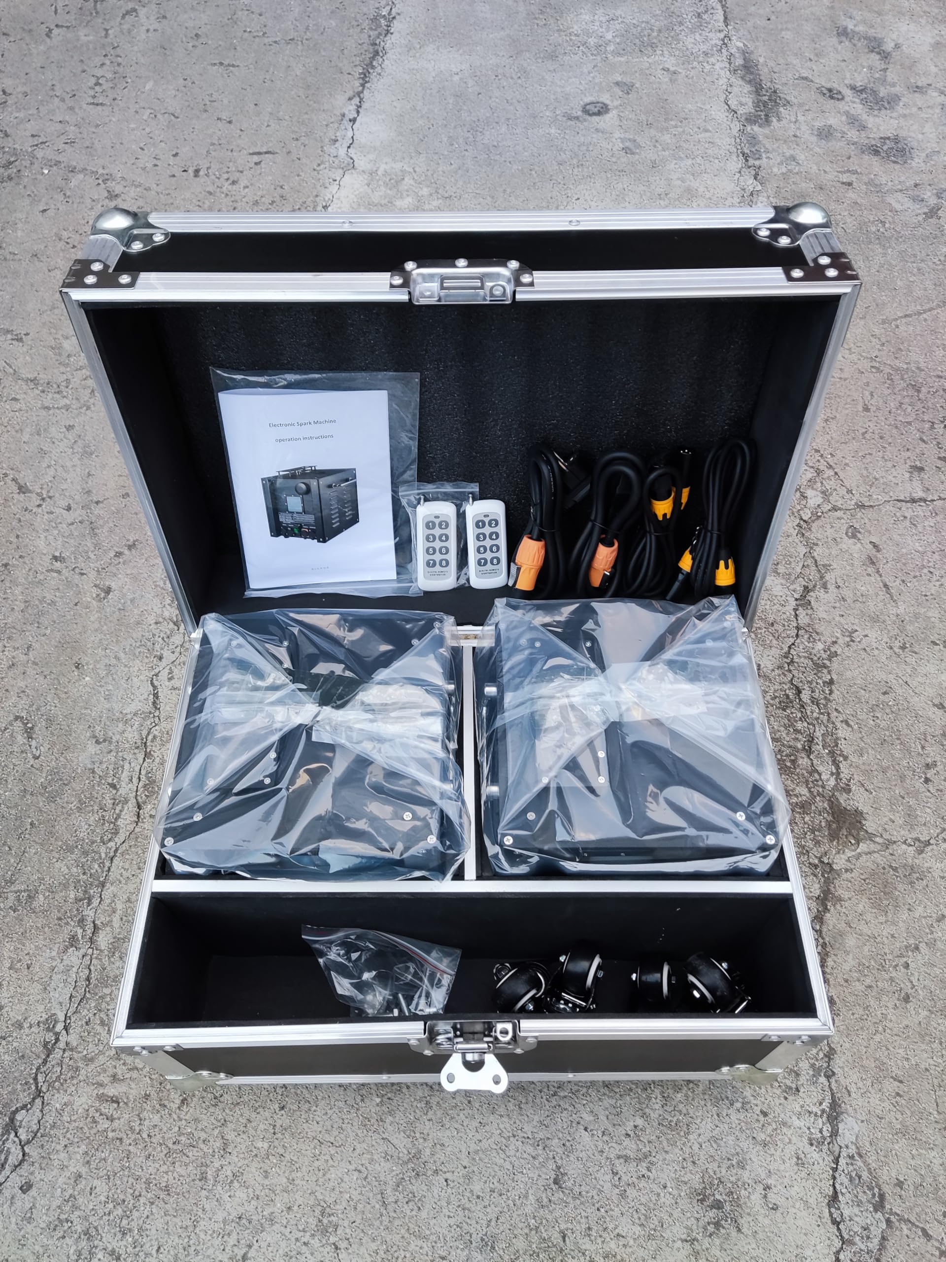 Pyrotechnikmaschinen, 2PC 750W DMX Wasserdichtes Cold Spark Maschine mit Flightcase, Fernbedienung für Partys Halloween Weihnachten Hochzeiten Sporting Events