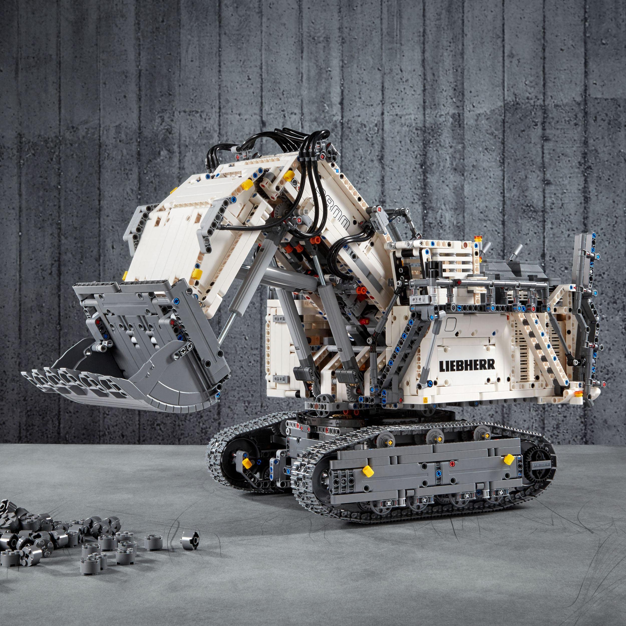 LEGO 42100 Technic Control Excavadora Liebherr R 9800, Vehículo de Construcción RC Teledirigido para Adultos, con Motores y Smarthubs