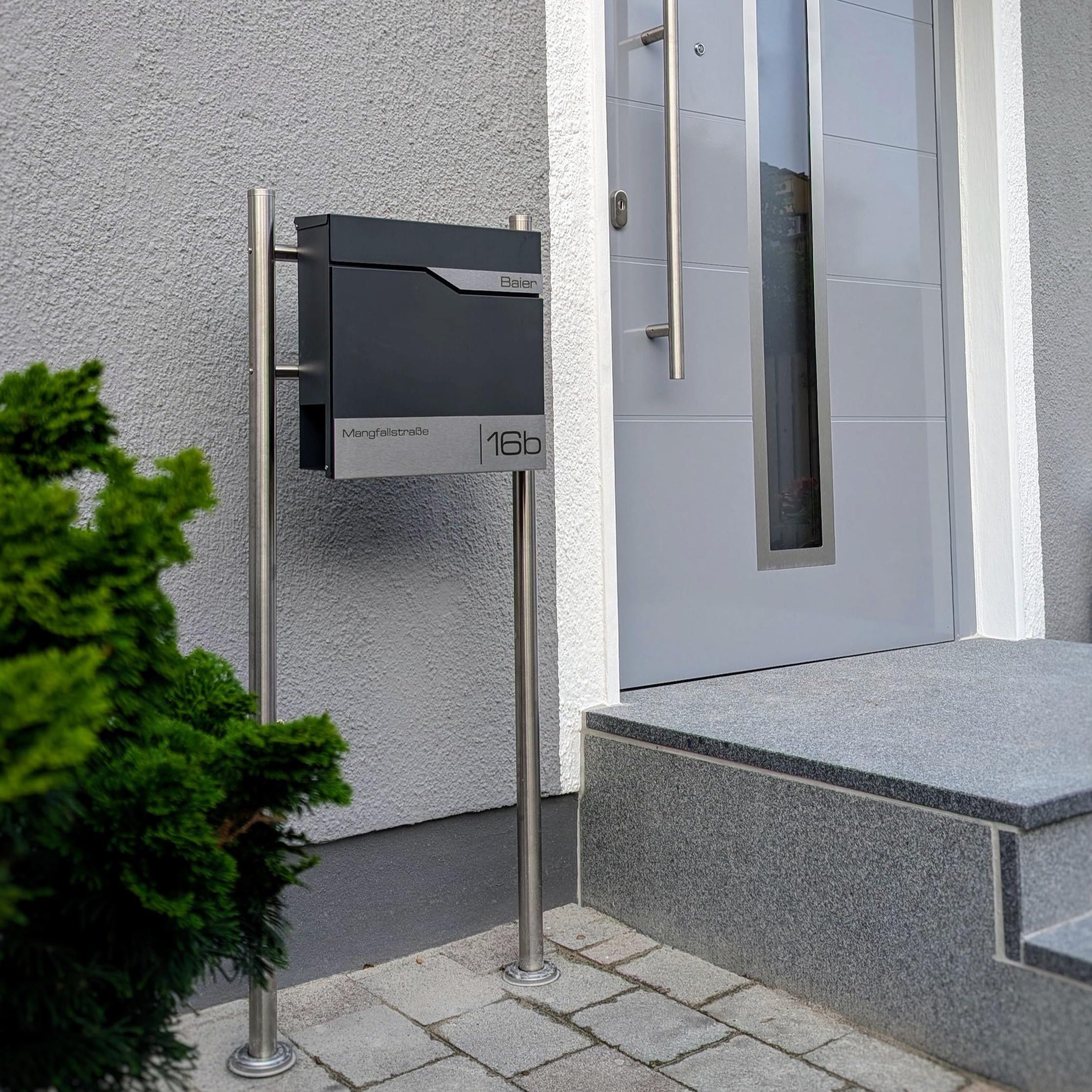 Metzler Boîte aux Lettres sur Pied Anthracite avec Compartiment journaux – Plaque Nominative INOX personnalisée – Design Moderne, Acier thermolaqué étanche et résistant | Siebert