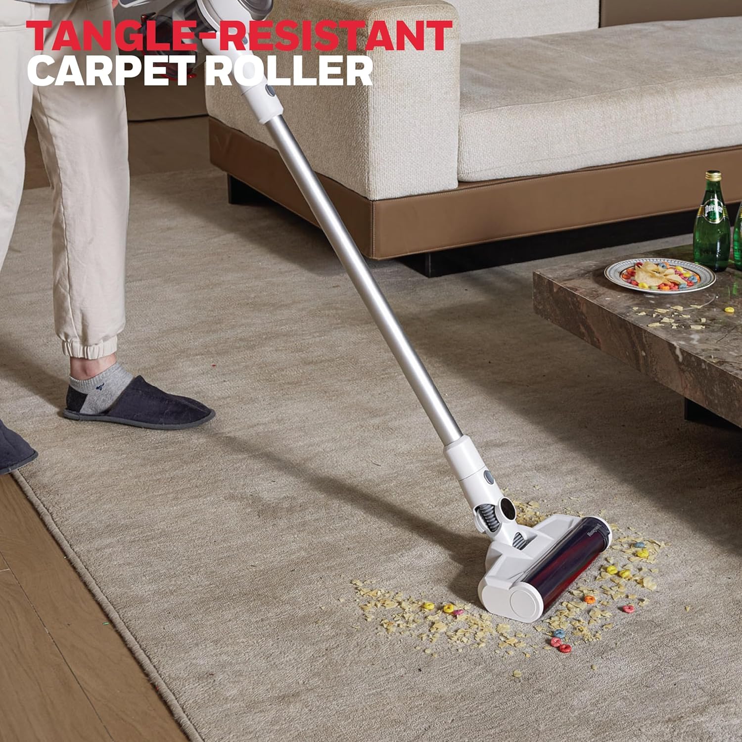 Honeywell VC10 Aeromax Elite cleaning a carpet with its tangle-resistant carpet roller