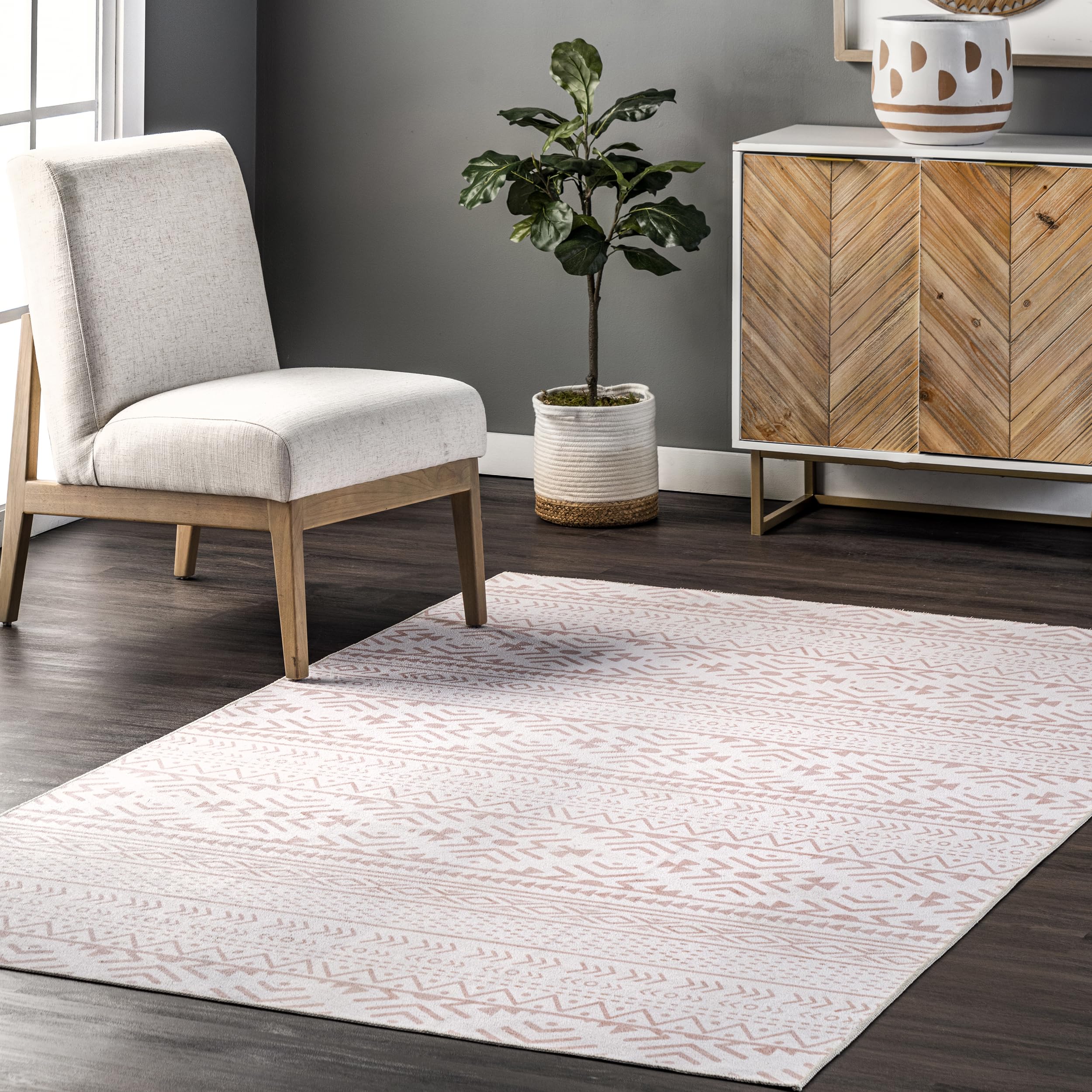 Tapis aztèque rose nuLOOM Calia lavable pour une chambre d'enfant douce et facile à nettoyer