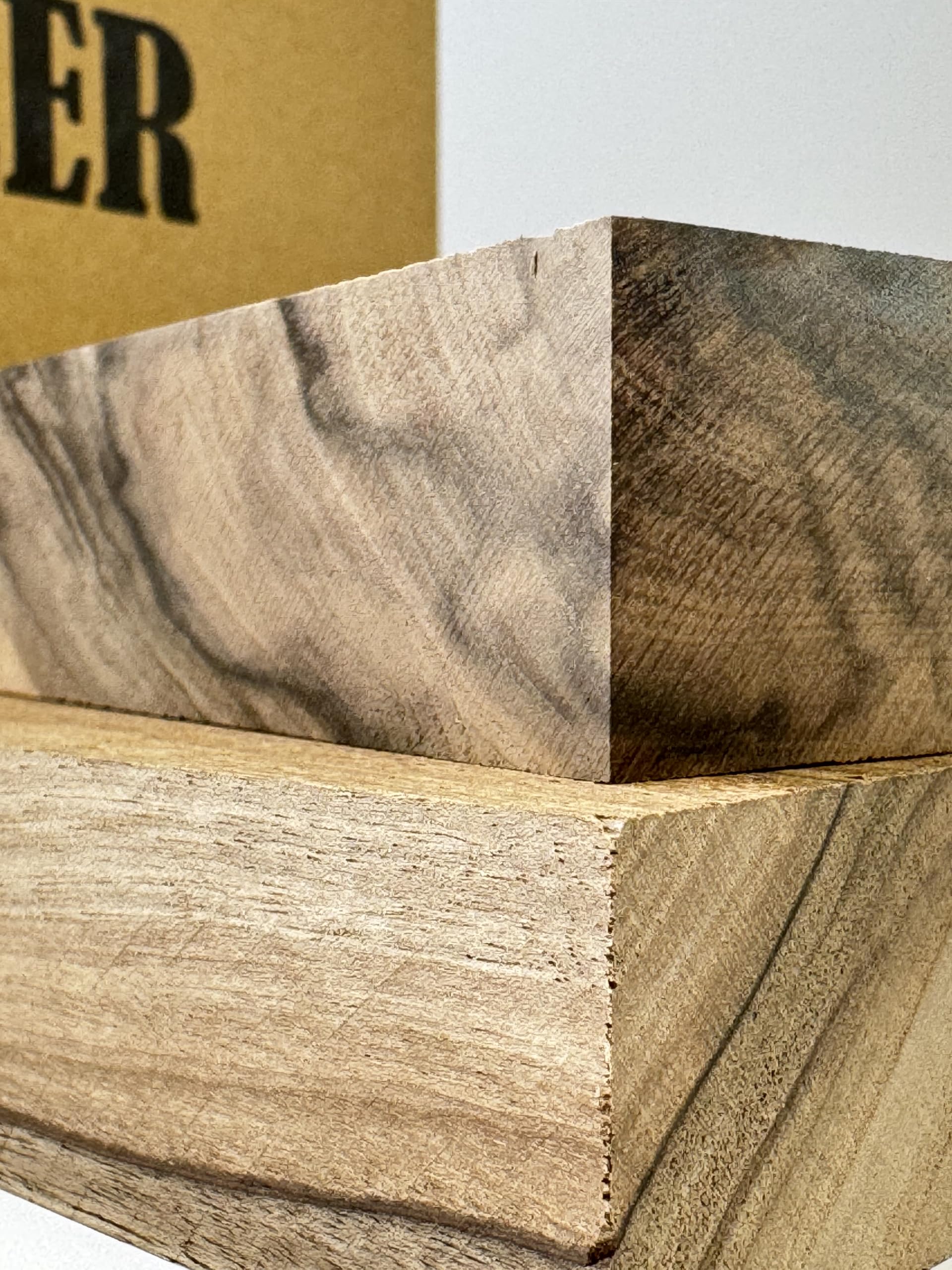 Planche Bois Bâton De Noyer Raboté 30x100x300mm - Bois Massif Pour Bricolage Et Créations Planche Bois Bâton De Noyer Raboté 30x100x300mm - Bois Massif Pour Bricolage Et Créations