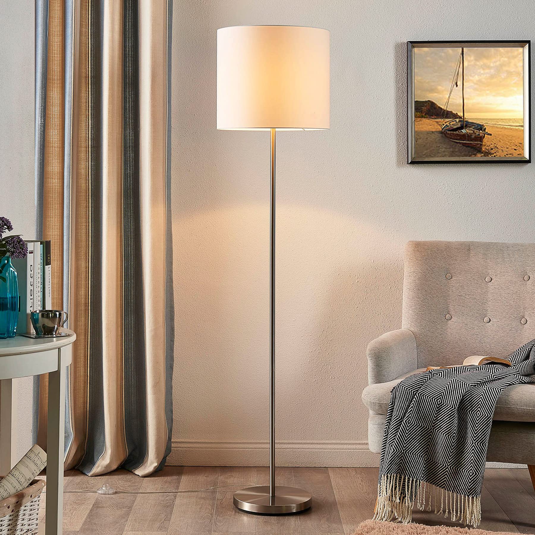 Lindby Textil Stehlampe weiß, Stehleuchte Stoff Lampenschirm mit Fußschalter 1x E27 max. 60W (ohne Leuchtmittel) Leselampe Standleuchte
