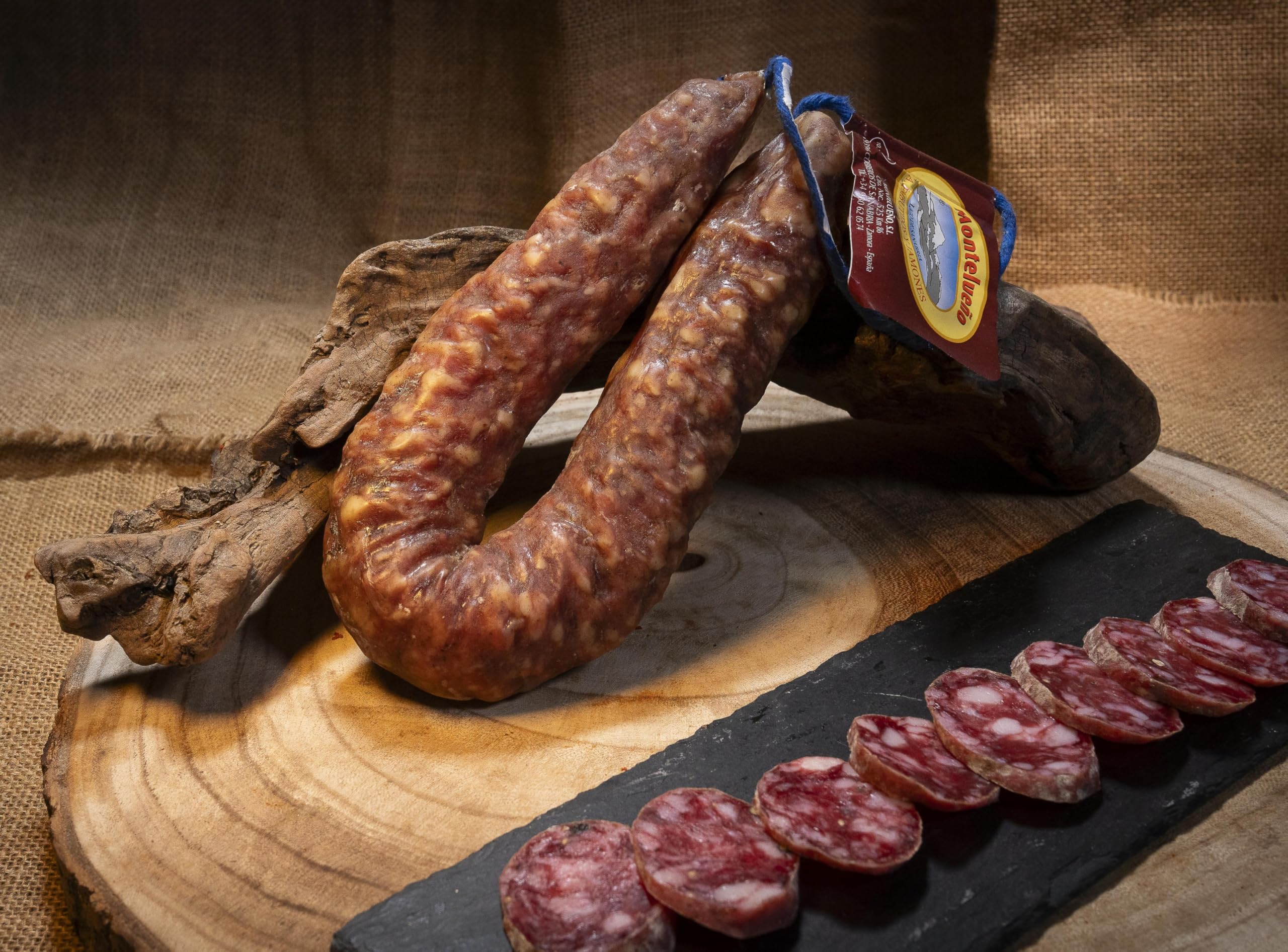 MONTELUEÑO | Cesta Gourmet - Surtido de embutidos naturales con Salchichón, Chorizo, Lomo, Queso, Aceite de Oliva Virgen Extra, Picos. Ideal para picoteo, regalo, cesta navidad (Gourmet) - 4