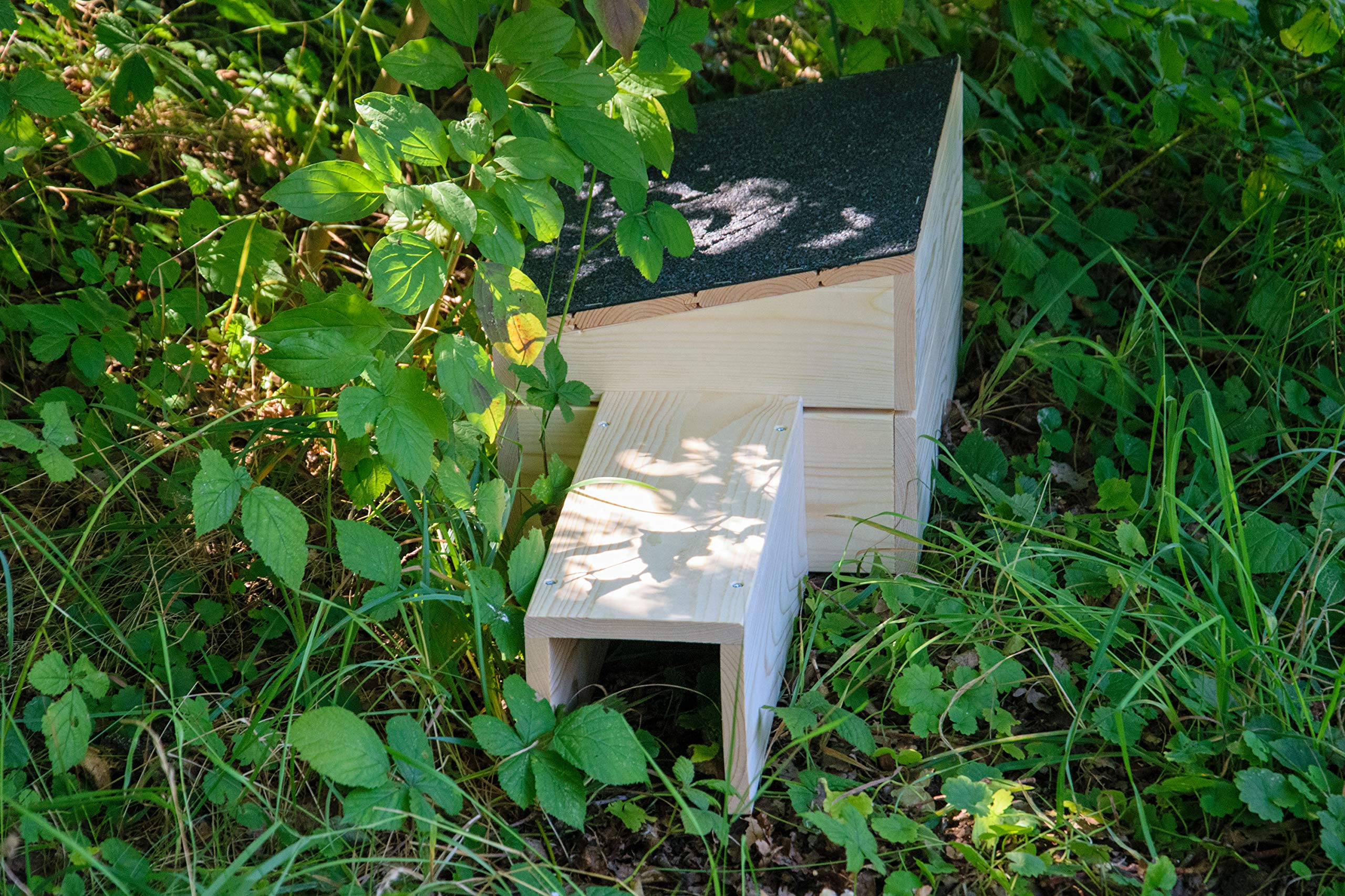 dobar® 22227FSCe Igelhaus Bitumendach Bausatz - Igelschafhaus extra Langer Eingang - Igelhöhle Massivholz - Behausung Igel/Braunbrustigel/Weißbrustigel - Ohne Boden - 74,5 x 29 x 24 cm - Schwarz