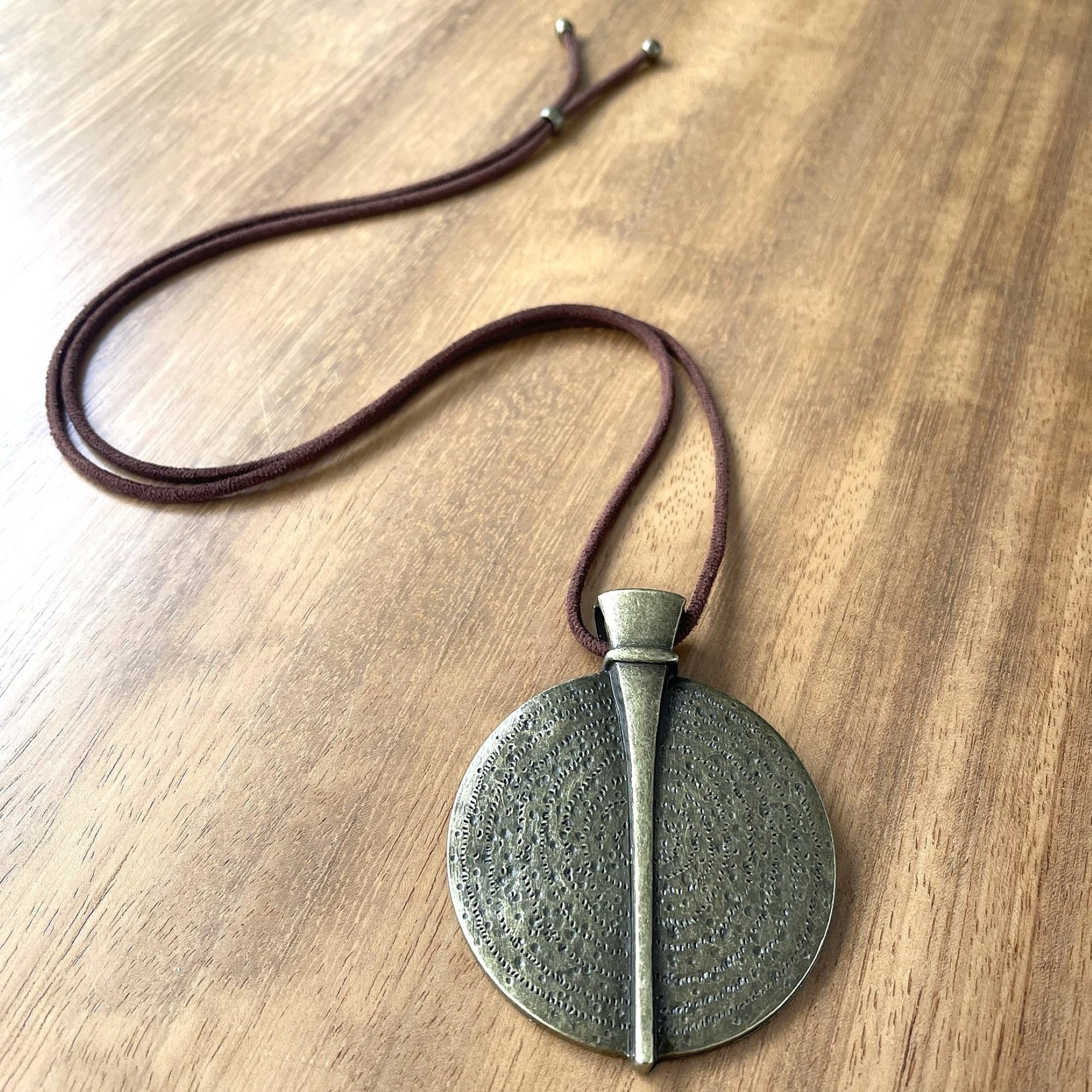 ASTER ALHELÍ Collana Donna Etnica Grande con Medaglione Finitura Bronzo e Cordino in Camoscio Marrone – Collana Lunga Regolabile Stile Boho – Gioielleria Artigianale Idea Regalo (Bronzo)