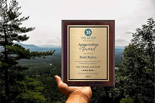 Miniatura 6 de Placa de premio personalizada de 8 x 10 pulgadas. Añade un logotipo personalizable para tu regalo personalizado de agradecimiento a los empleados.