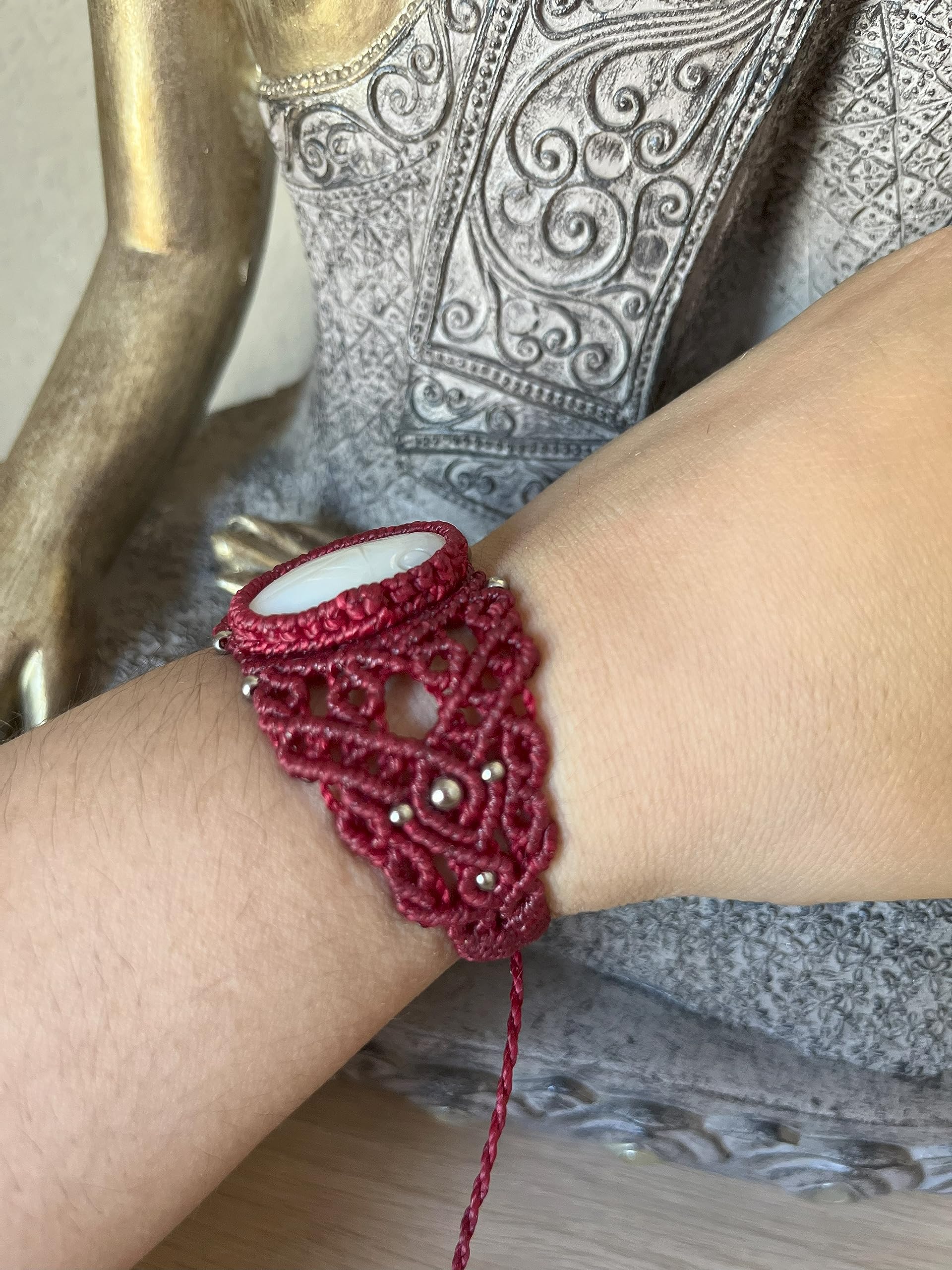 Brazalete de Nácar con Escarabajo Egipcio en Macramé Ajustable en Rojo