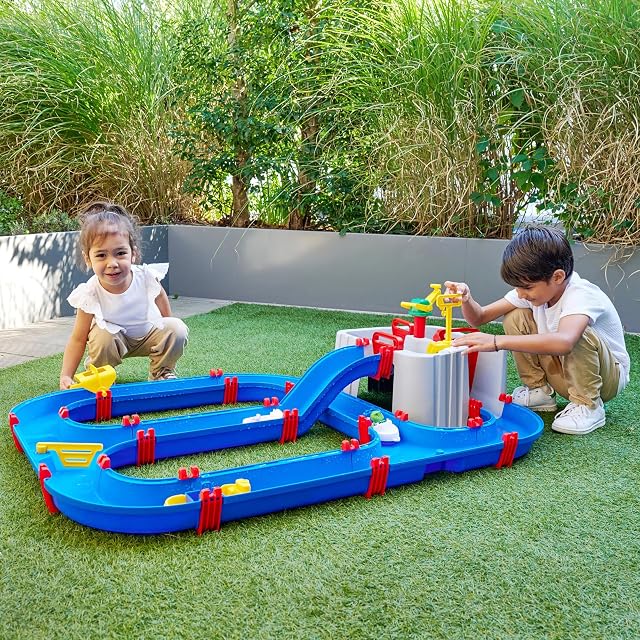 Foto 2 de 8 de AquaPlay Harbour Waterbahn - Juego de Agua para Exteriores con Tren, Barcos y 2 Figuras de Juego, Juguete…