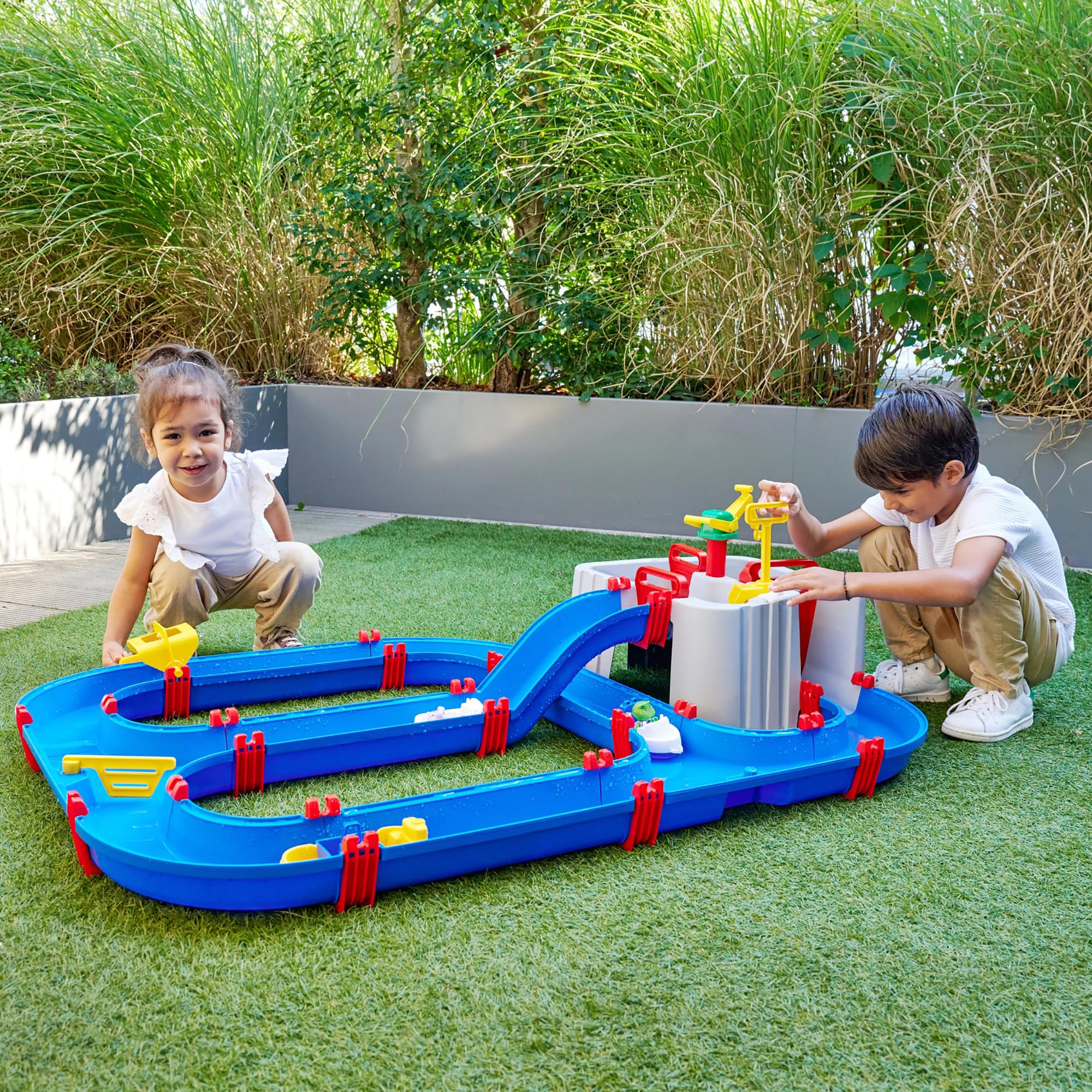 AquaPlay Harbour Waterbahn - Juego de Agua para Exteriores con Tren, Barcos y 2 Figuras de Juego, Juguete acuático para niños a Partir de 3 años, 128 x 93 x 40 cm