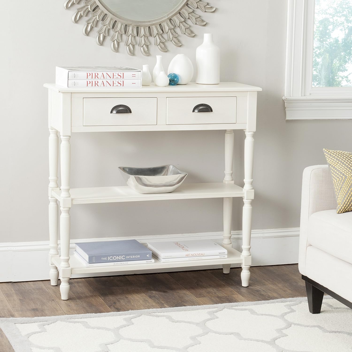 SAFAVIEH Home Collection – Vintage White Console Table with Drawers & Shelves, Coastal Cottage Storage Console, Spindle Leg Design (AMH5732B)