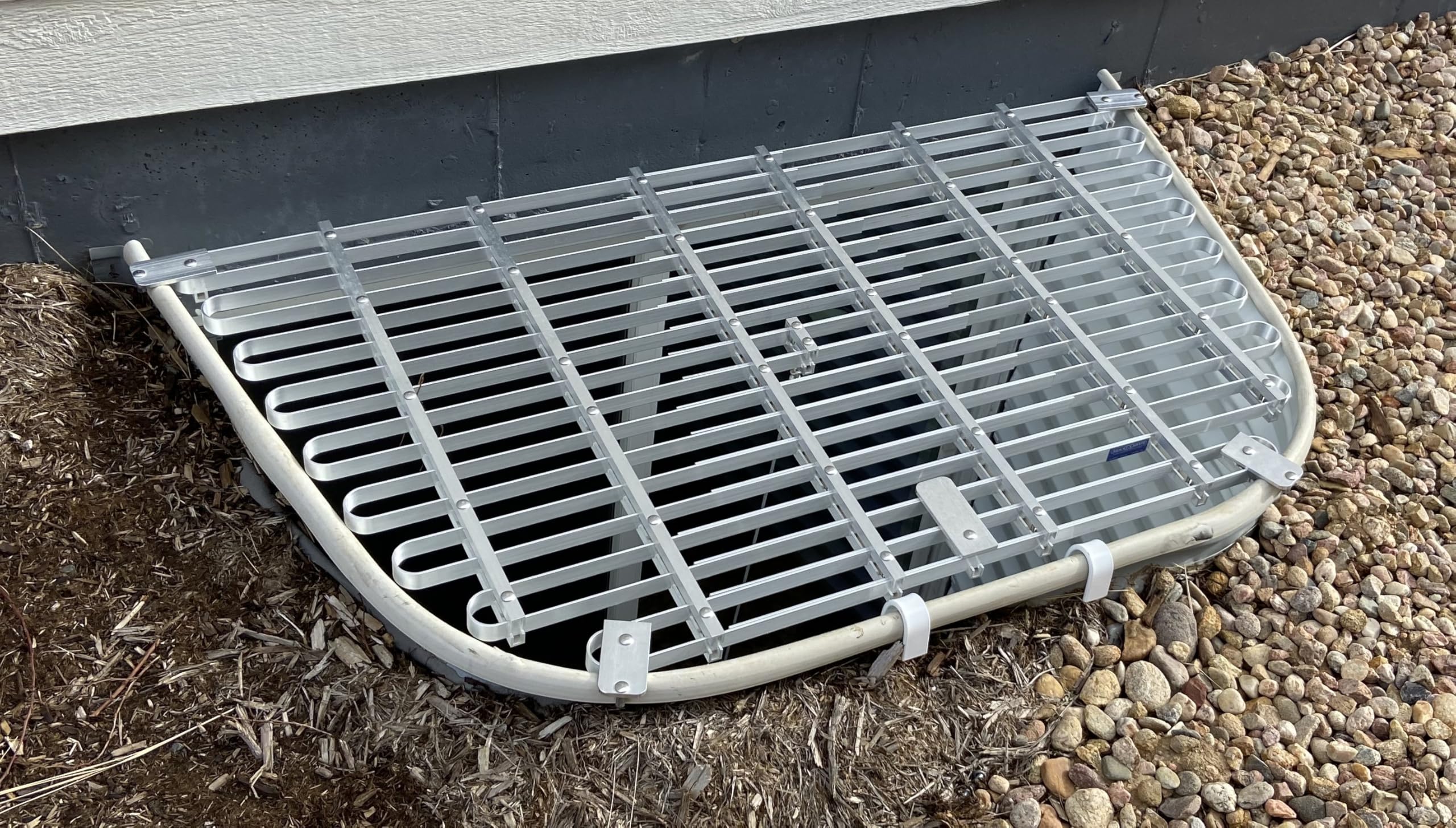 Grille de puits de fenêtre métallique L9 pour grande courette anglaise