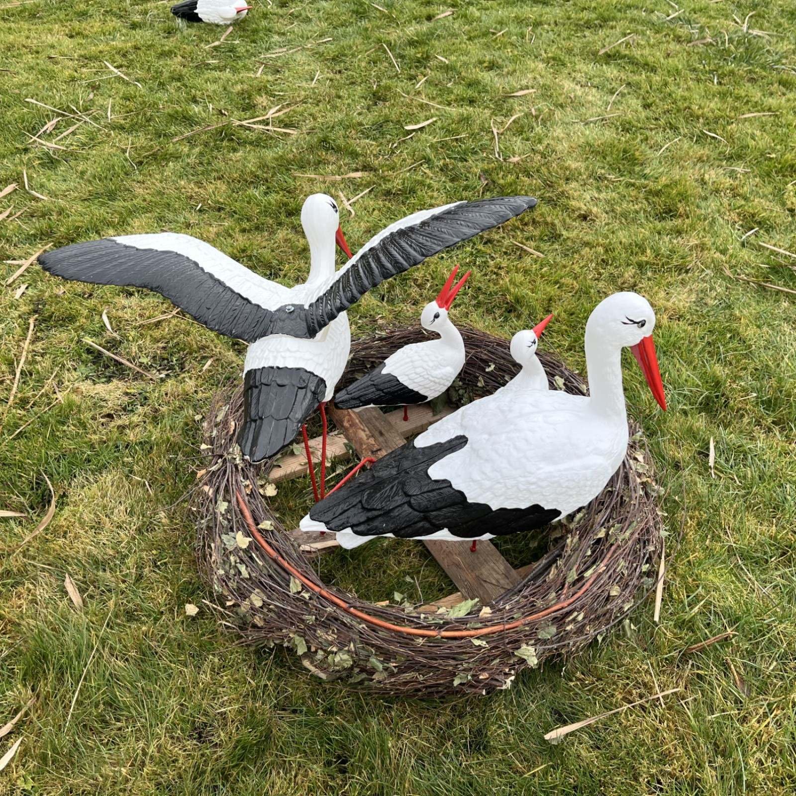 Nido de Cigüeña Familia 4 Cigüeñas de las cuales 1 en vuelo H: 70 cm - Decoración al aire libre Escultura Figura