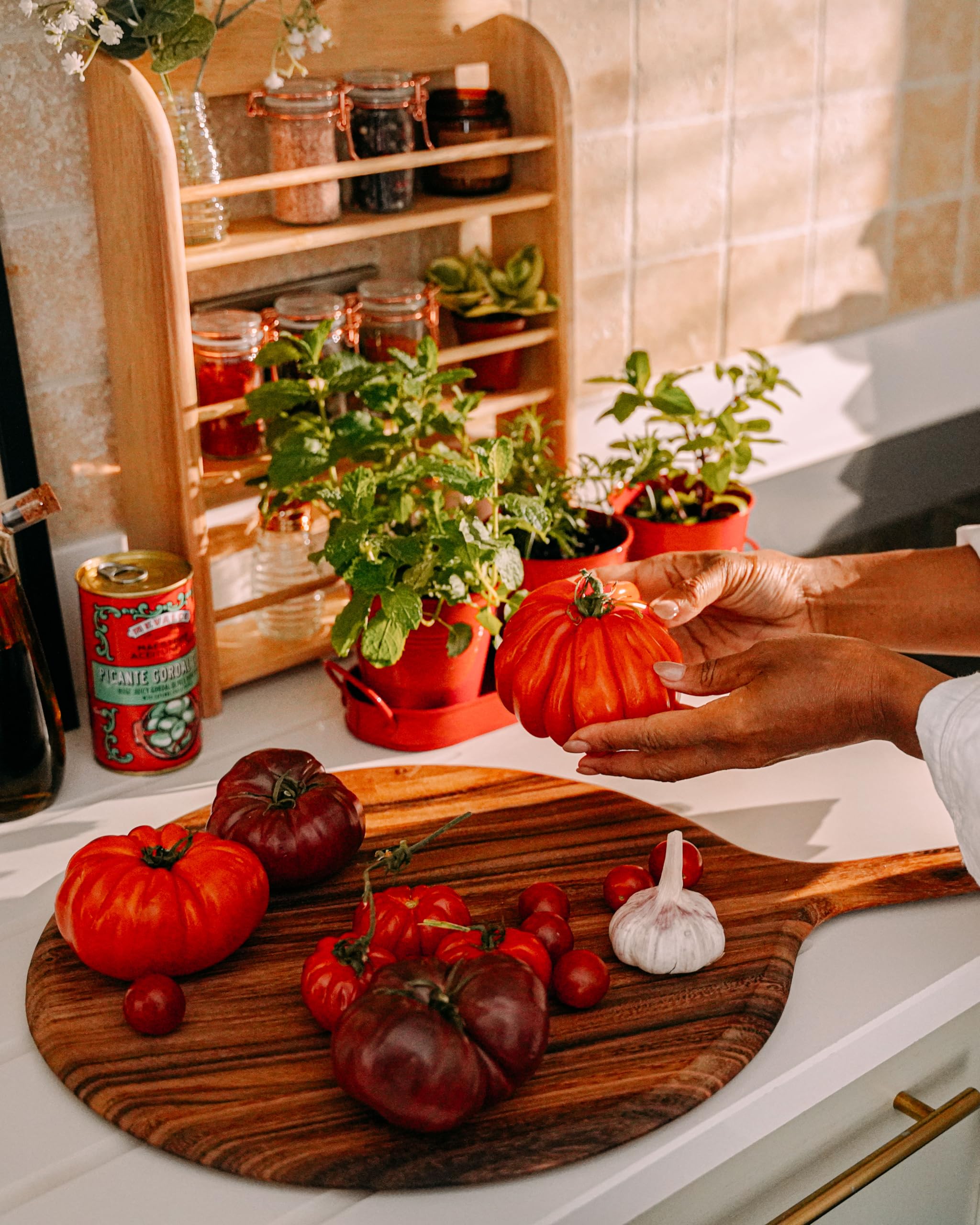 Tala Étagère à épices 18 pots en bois d'hévéa, rangement organisé pour herbes et épices, design en bois à 3 niveaux avec rails de protection avant pour un rangement facile et sûr, trous de fixation