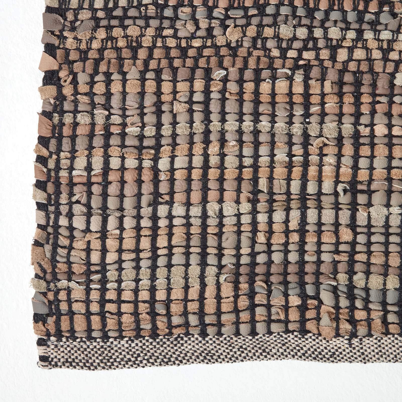 HOMESCAPES - Tapis en Cuir recyclé Noir et Beige à Motif Chevrons - 120 x 180 cm