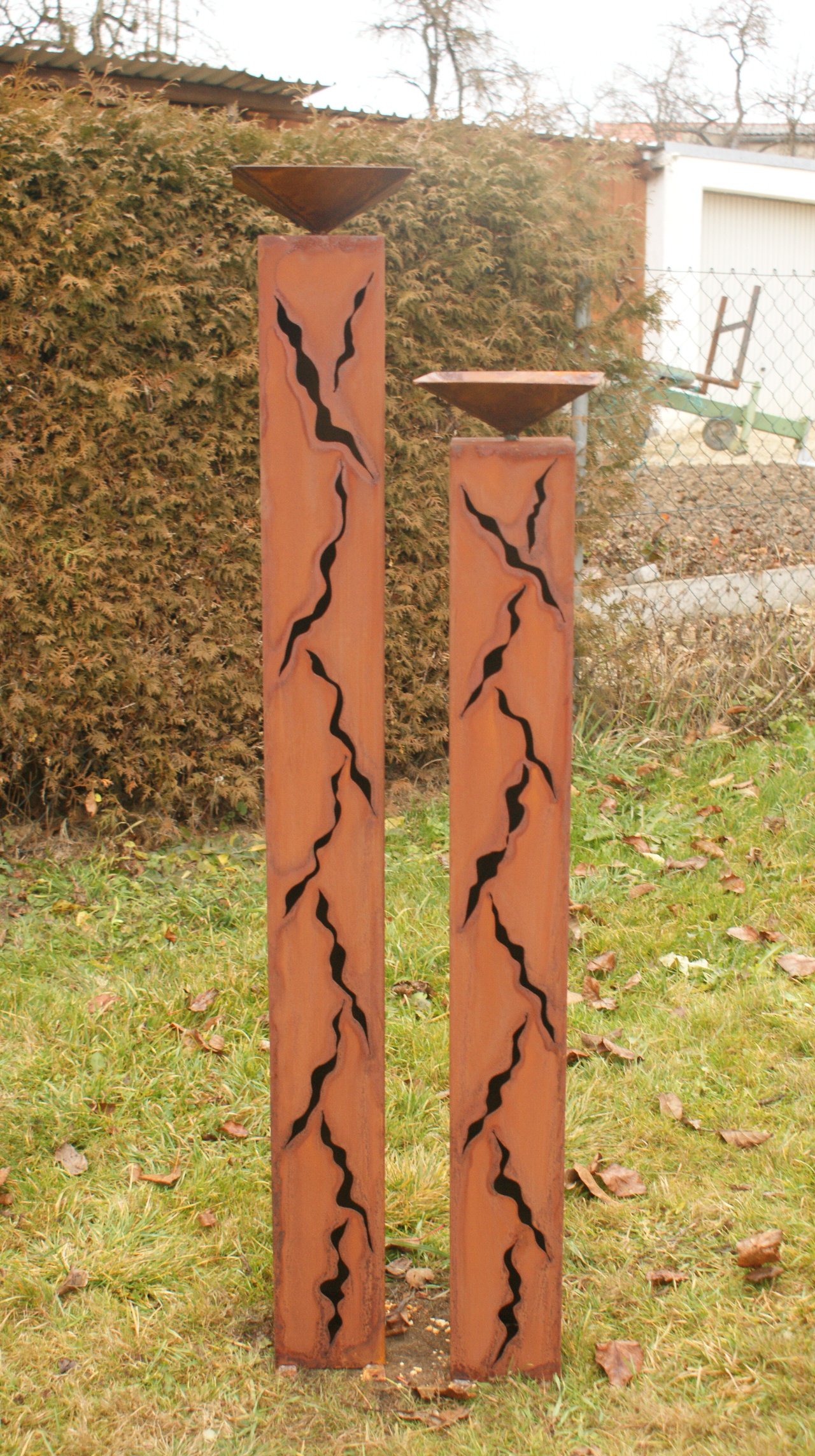 Gartendeko Rostsäulen 2er, 150/125 cm, mit Schalen, Vogeltränke. Handgemachtes Metall Rost Säulen Paar, aus Edelrost. Als schöne Dekoration für draußen.