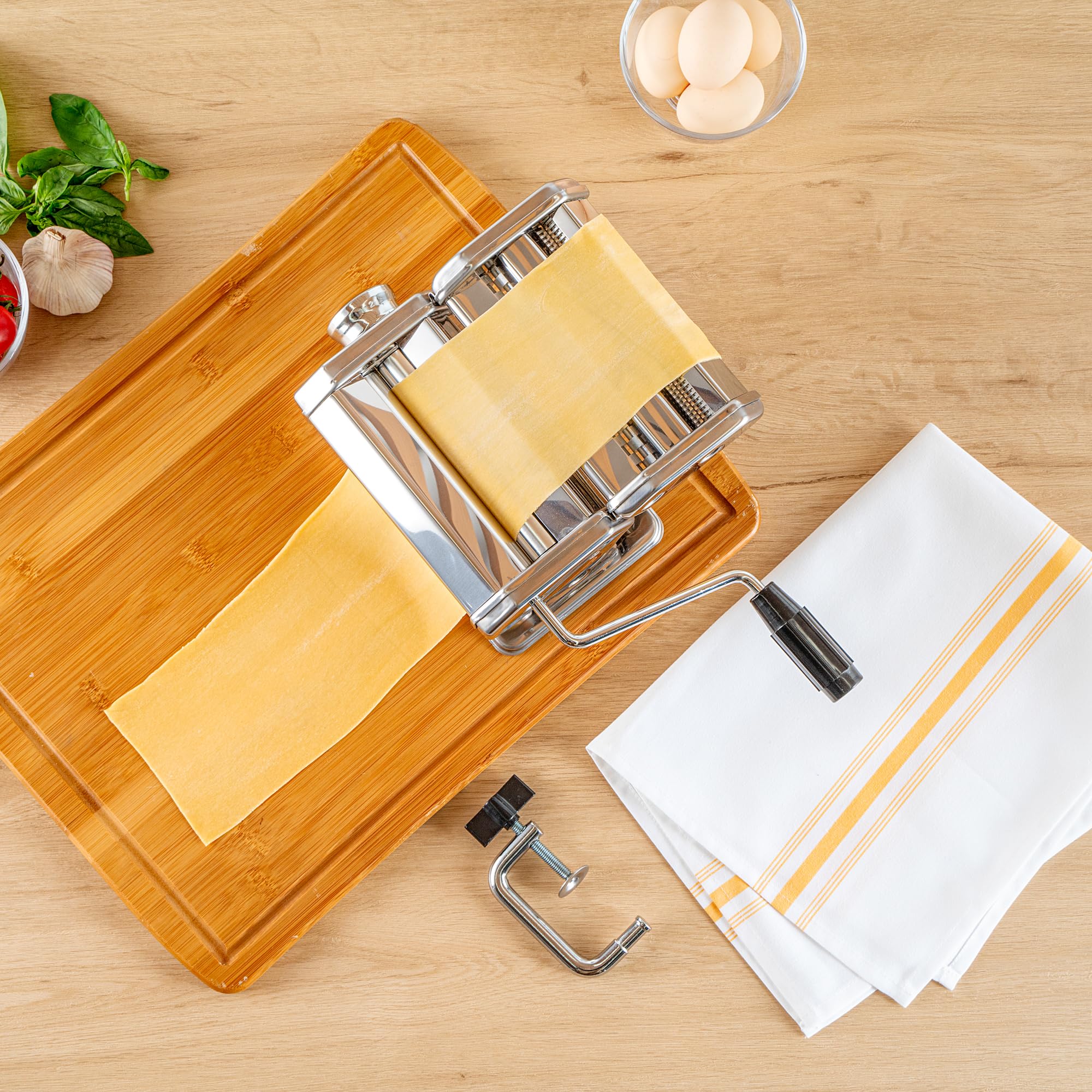 Restaurantware -Met Lux - Máquina para hacer pasta, 1 máquina para hacer pasta con 2 accesorios de corte, 9 ajustes de grosor ajustables, juego de 5 piezas, máquina manual de pasta de acero