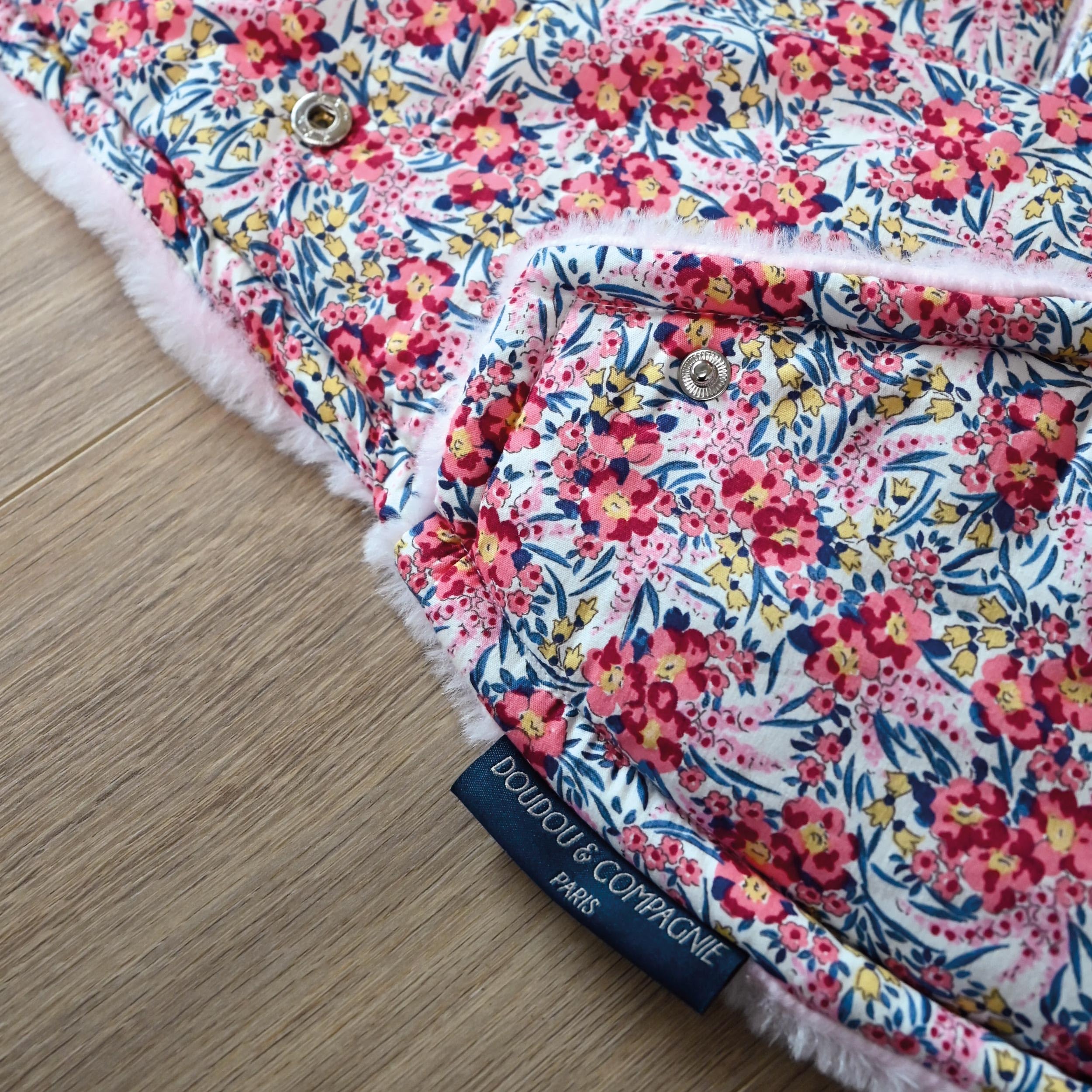 DOUDOU ET COMPAGNIE - Nid d'Ange Douillet BOH'AIME FAON - Couverture Matière Peluche Rose et Fleuri - Pour Siège Auto, Cosi, Poussette - Bébé 0 à 6 Mois - 69 cm - Cadeau De Naissance - DC4031