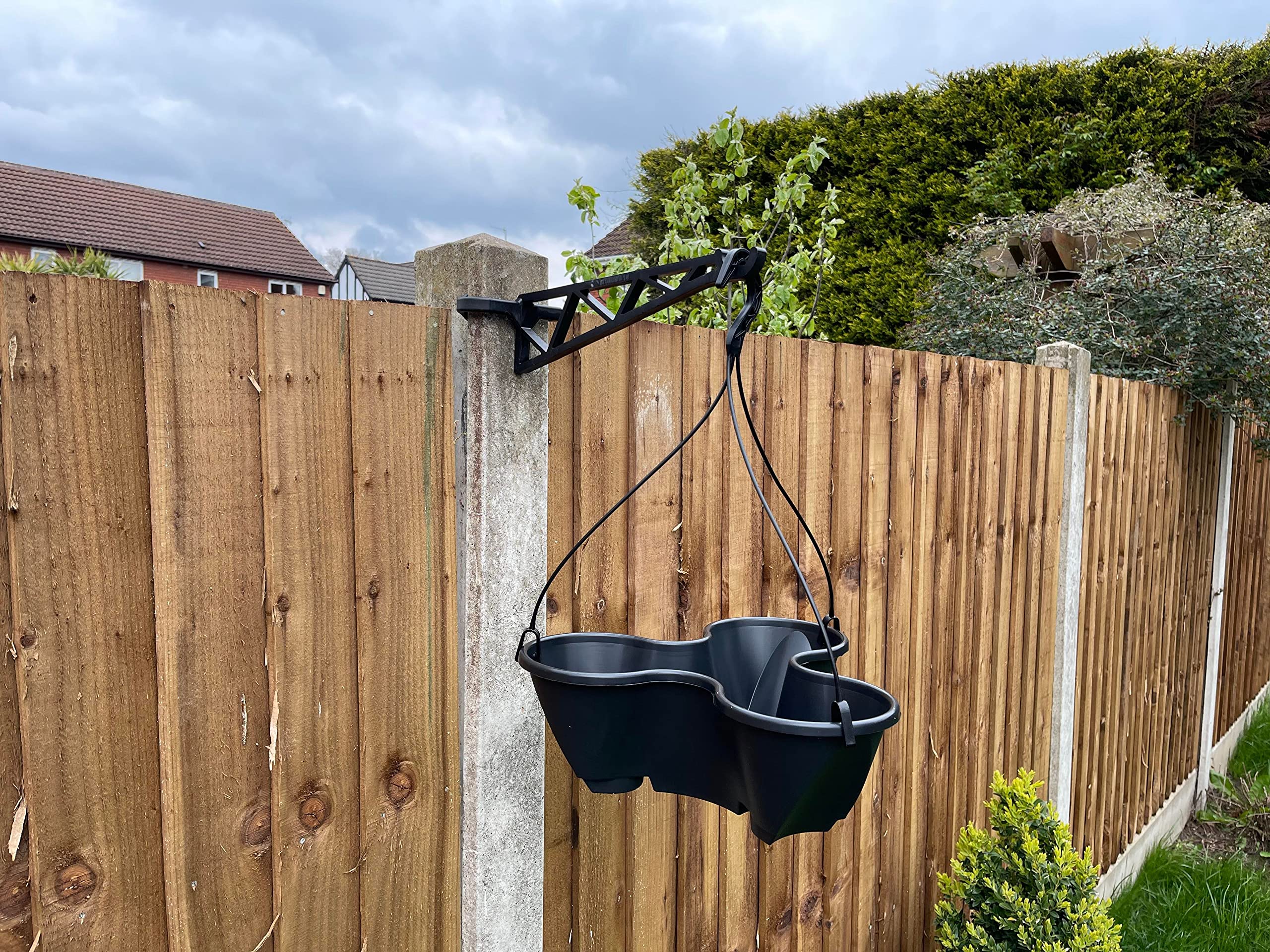 Howsehold Black Hanging Baskets For Concrete Fence Posts - Includes Basket, Hook & Bracket (4 Pack)