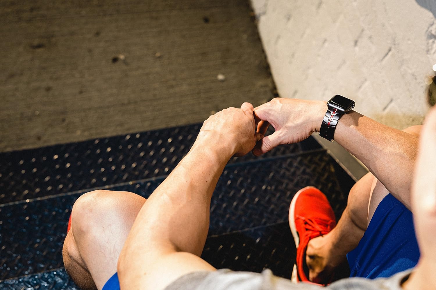 JUUK Vitero アルミニウムアロイブレスレット 44/45/46/49mm Apple Watch用 | マット仕上げ | アルマイト加工 | ダブルプッシュボタンバタフライバックル