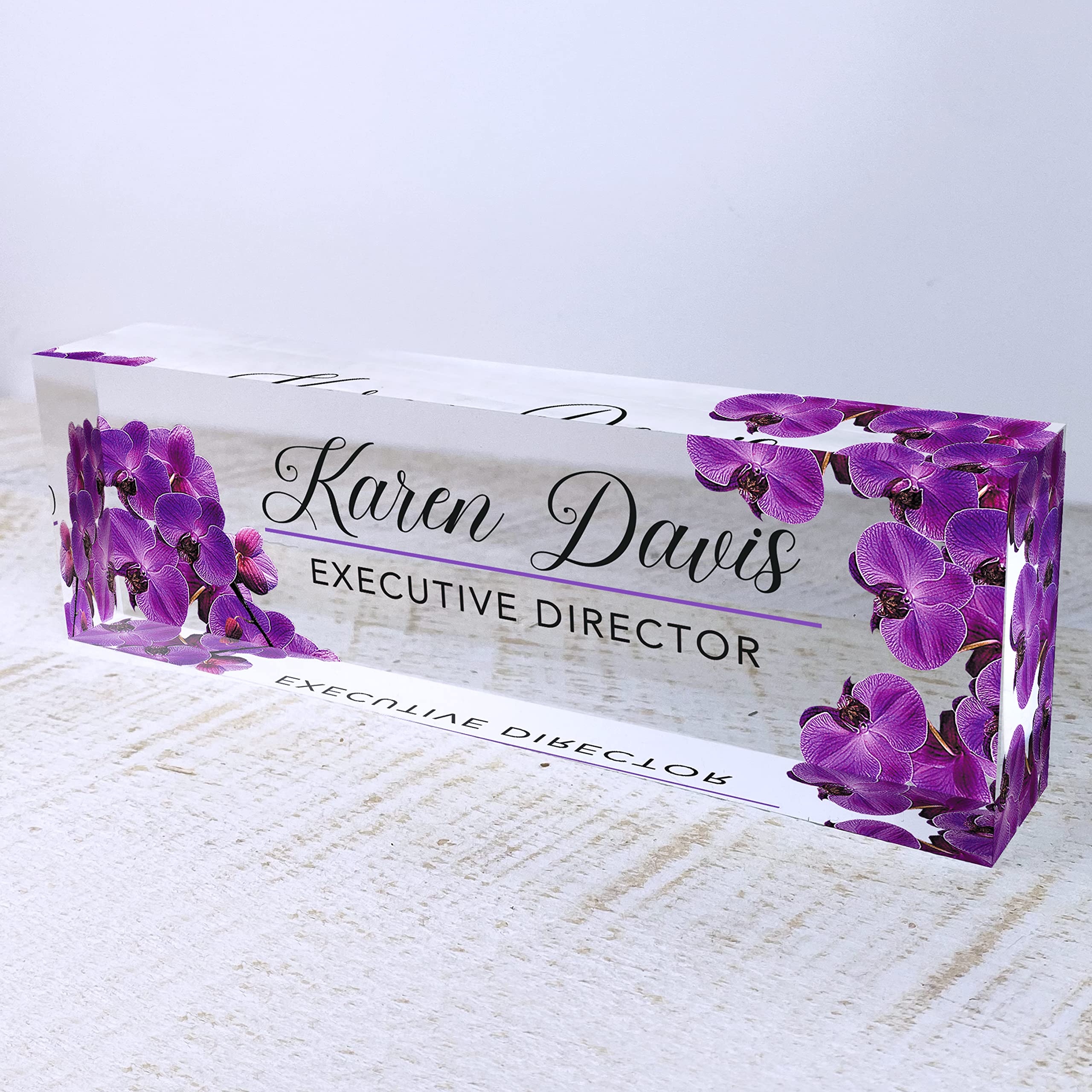 Artblox Placa de nombre personalizada para escritorio de oficina, diseño de orquídea morada sobre vidrio acrílico transparente, decoración de escritorio de oficina (8 x 2.5 pulgadas)