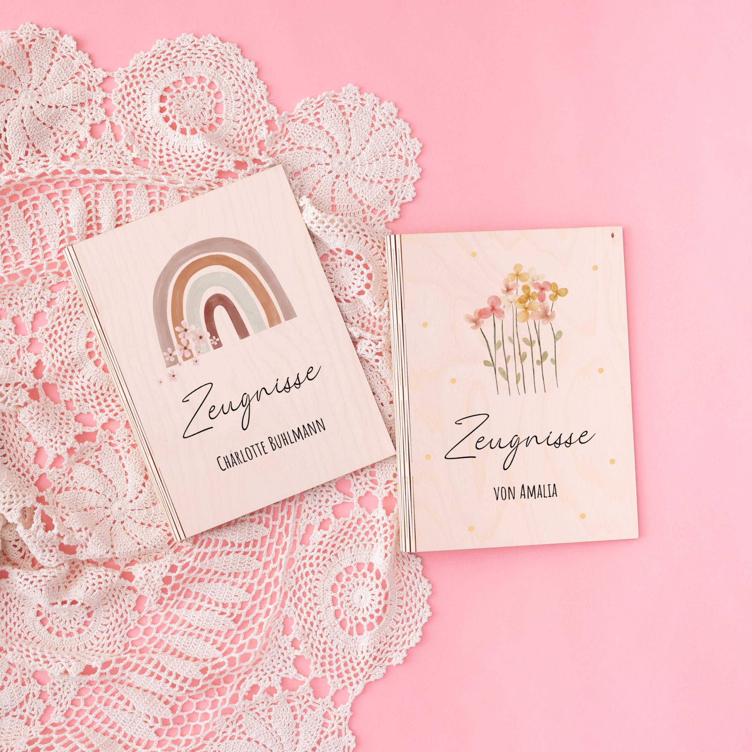 Bärenfreunde® - Personalisierte Holzzeugnismappe mit hochwertigem Spezial-Druck - Einschulung Geschenk für Jungen & Mädchen (Blumen Punkte)