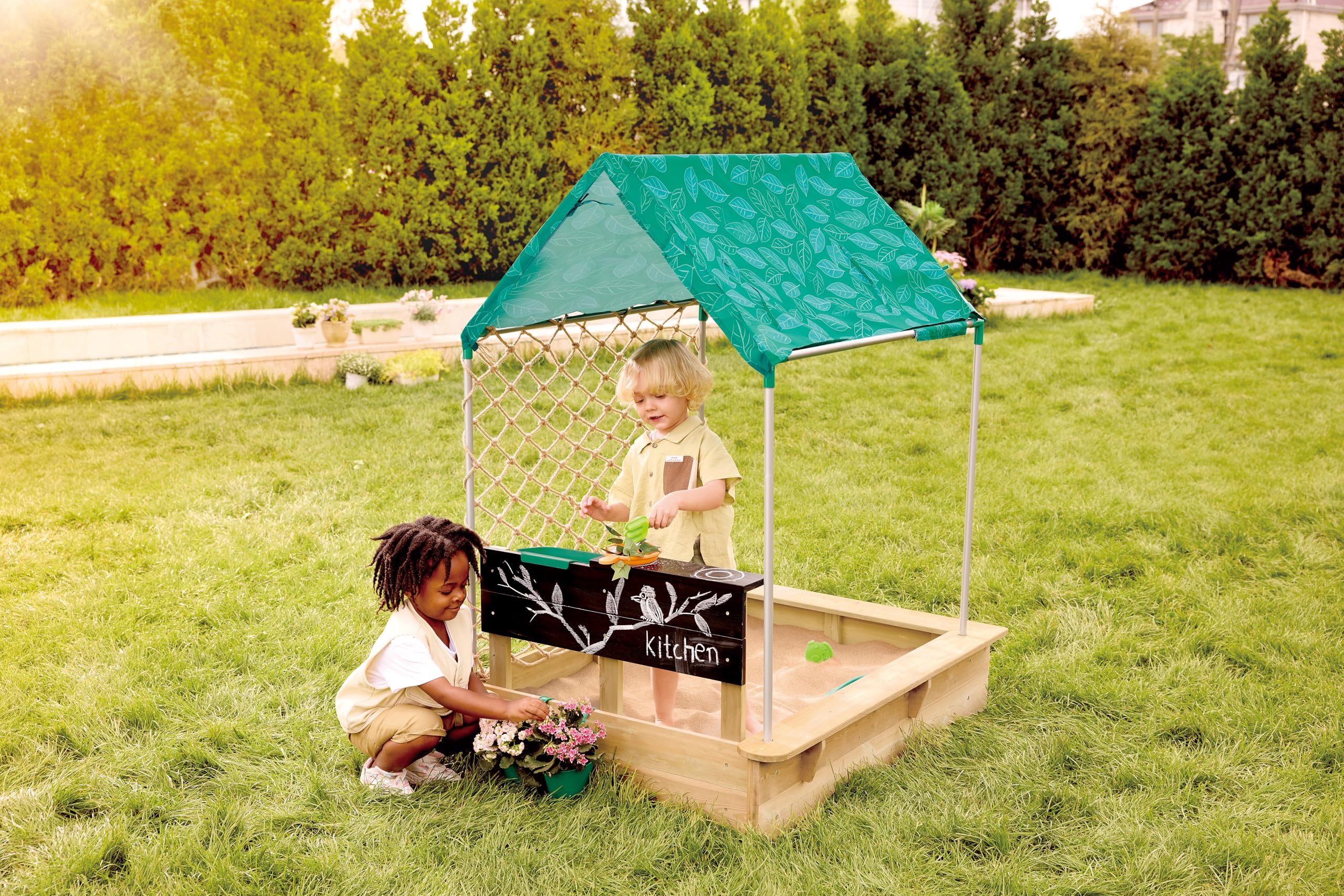 Hape Outdoor Sandkasten mit Dach, Netz & Spielzubehör – All-in-One Sandkasten-Set, Outdoor Spielzeug