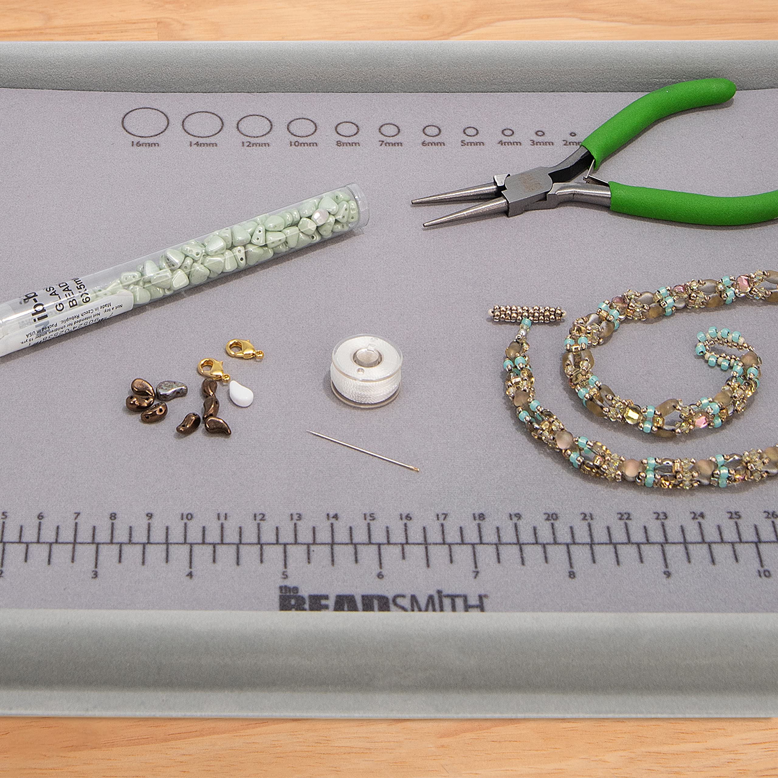 The Beadsmith Tablett und Schatzmatte | Grau beflocktes Tablett 11 x 14 Zoll mit Deckel, rutschfest, Gummiboden, Designplatte für Schmuckherstellung