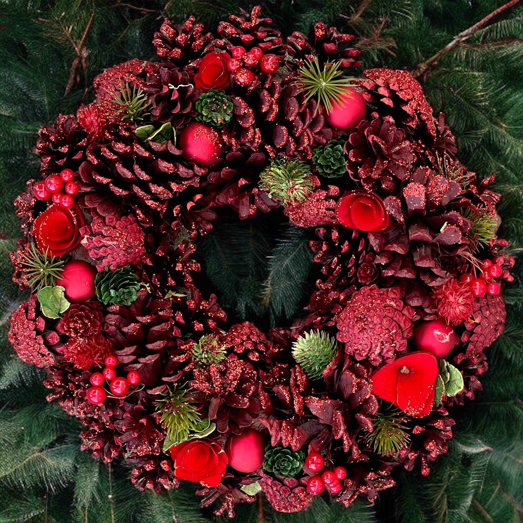 MIJOMA Corona de Navidad con piñas, bonita decoración invernal para pared y puerta, corona de Adviento hecha a mano con piñas, abeto artificial y bayas (rojo/verde)