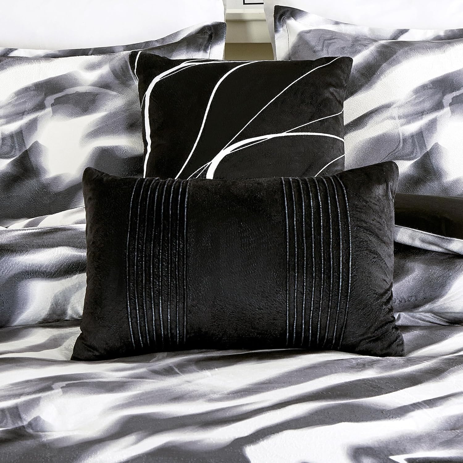 Velvet Comforter Set Black Grey Marble Abstract – 7-Piece Luxury Bedding with Comforter, Bed Skirt, Pillow Shams & Decorative Cushions – Ultra-Soft Plush Modern Bed Set for All Seasons (Queen)