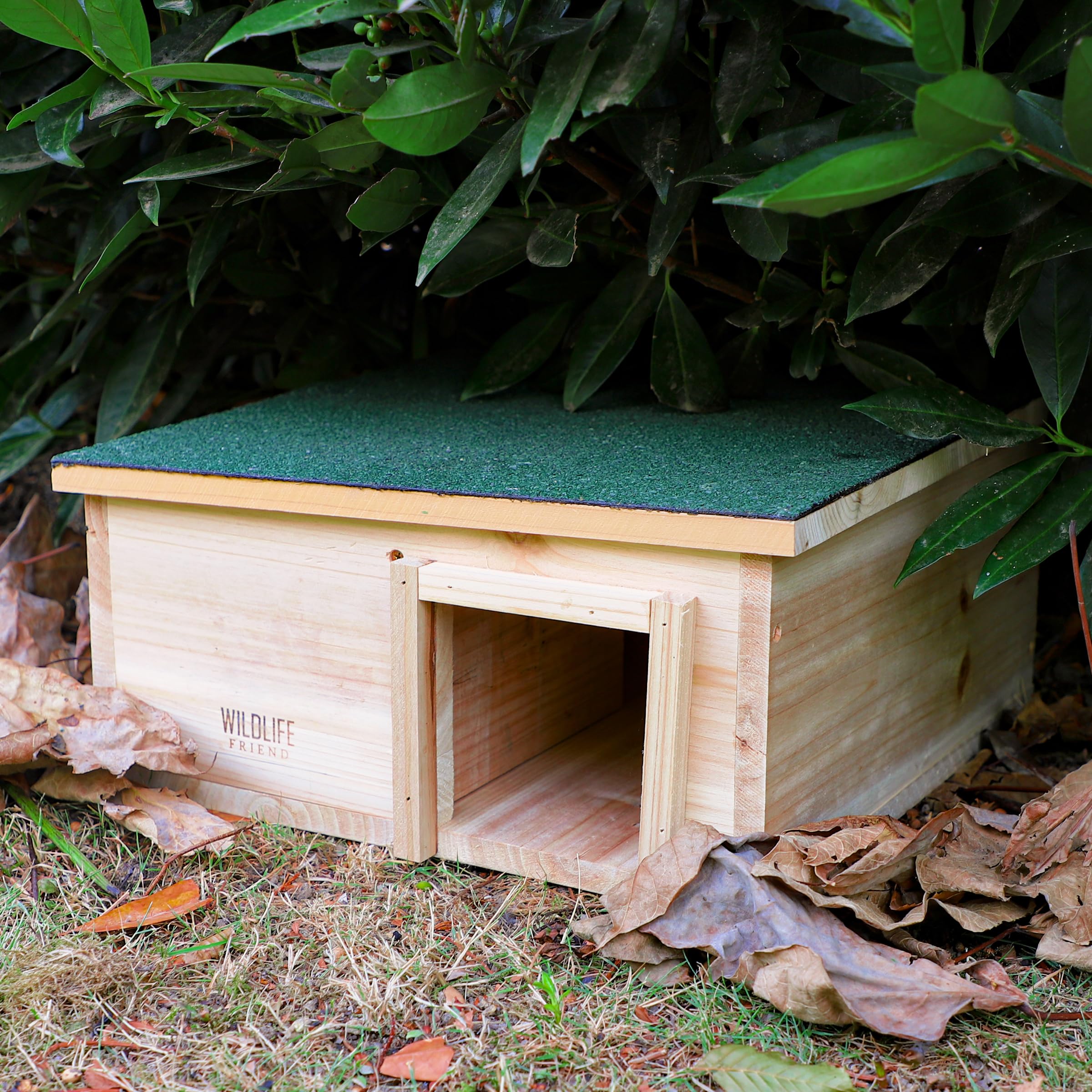 WILDLIFE FRIEND Igelhaus Winterfest Mit Boden Aus Holz - Wetterfestes Igelfutterhaus Mit Labyrinth-Eingang Und Rattenklappe - Katzensicheres Igel Winterquartier 40 x 40 x 19 cm Für Garten