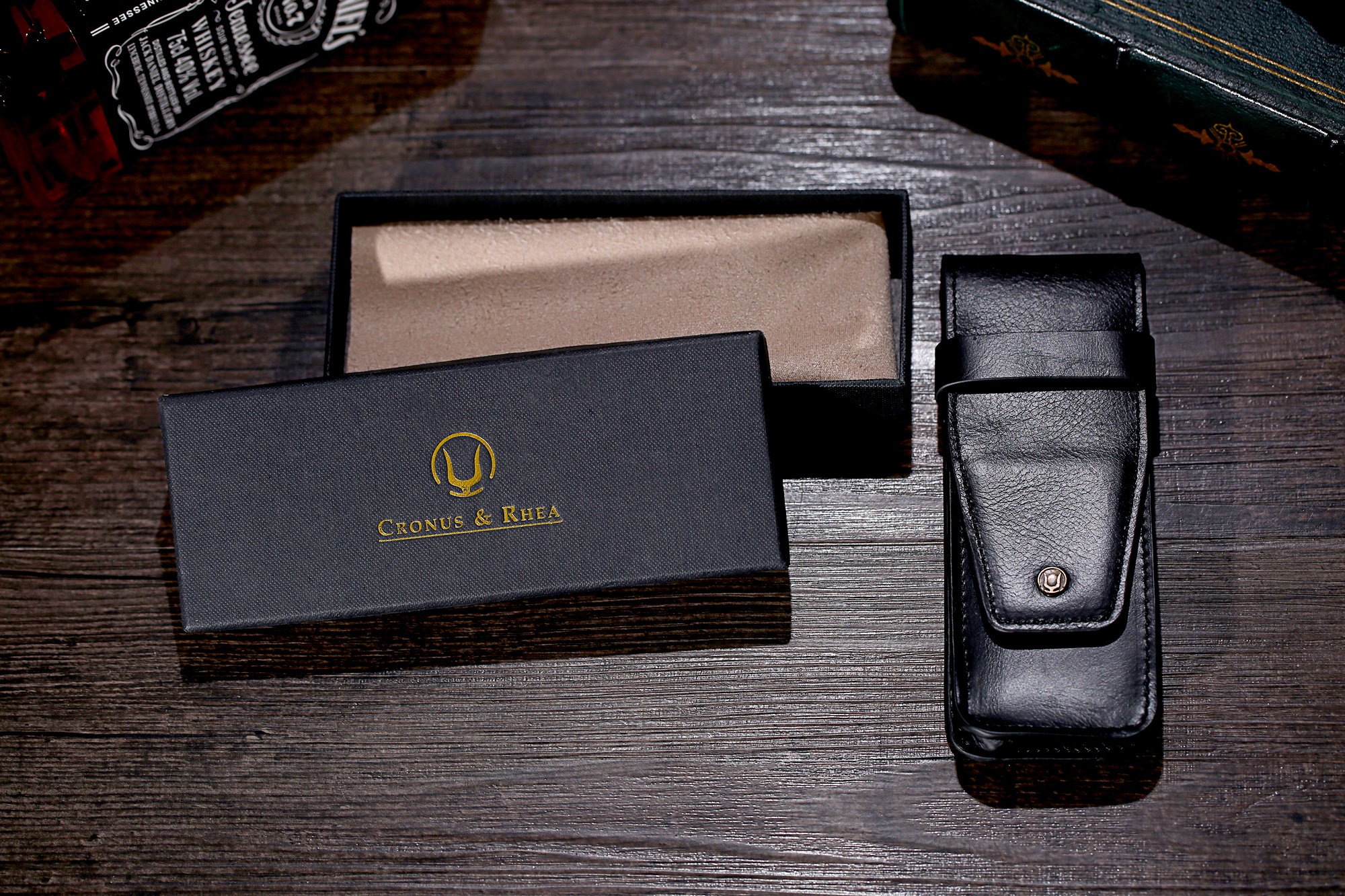 Cronus & Rhea - Astuccio Realizzato in Vera Pelle (Basilisk) - Portapenne Cartella Penna Rullo - Con Scatola Regalo - Uomini Donne (Nero)
