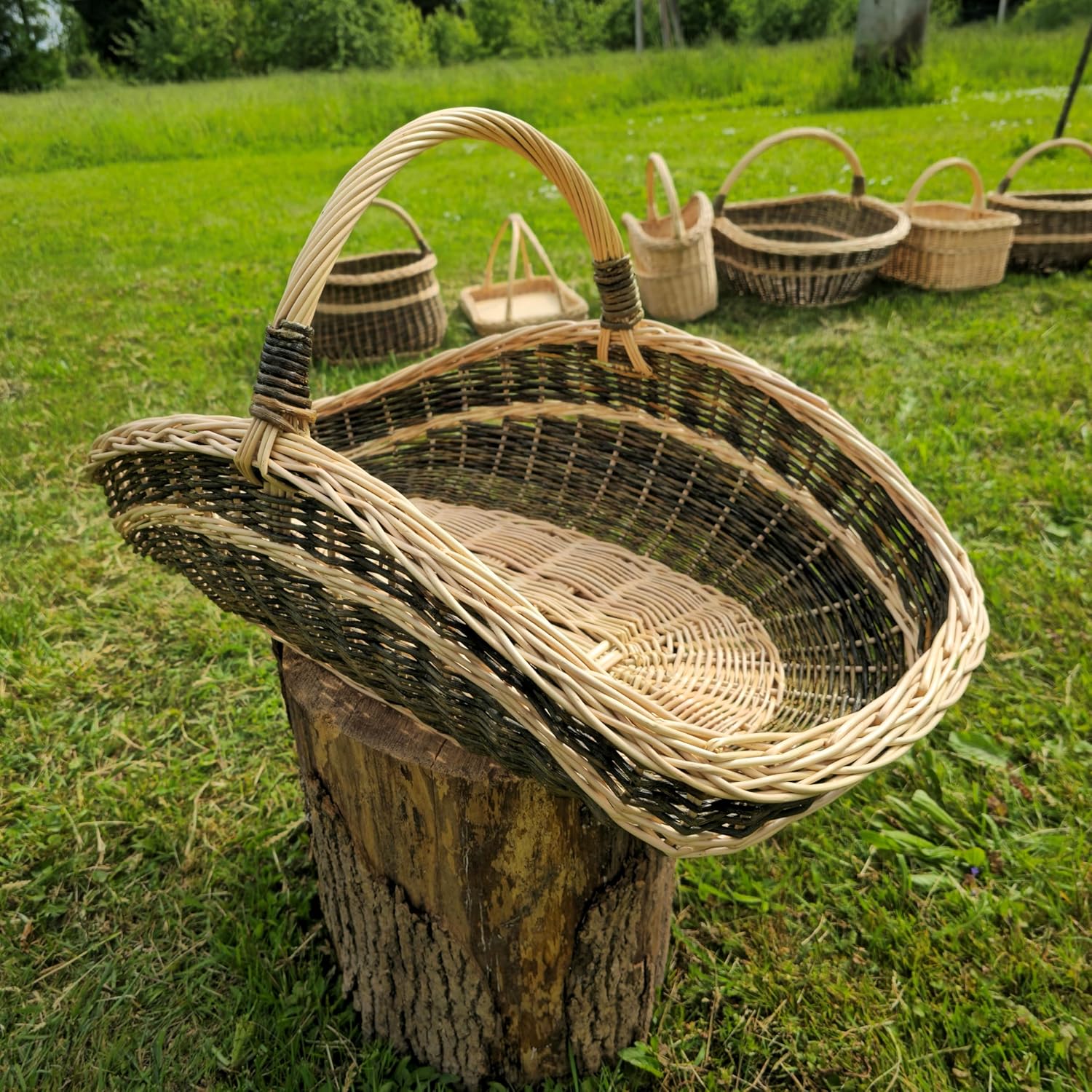 Extra-Large Rustic Willow Trug – Handwoven Two-Tone Harvest Carrier with Handle – 70 x 42 x 36 cm (27.6 x 16.5 x 14.2 in) – Natural Wicker Gathering Basket (#1)