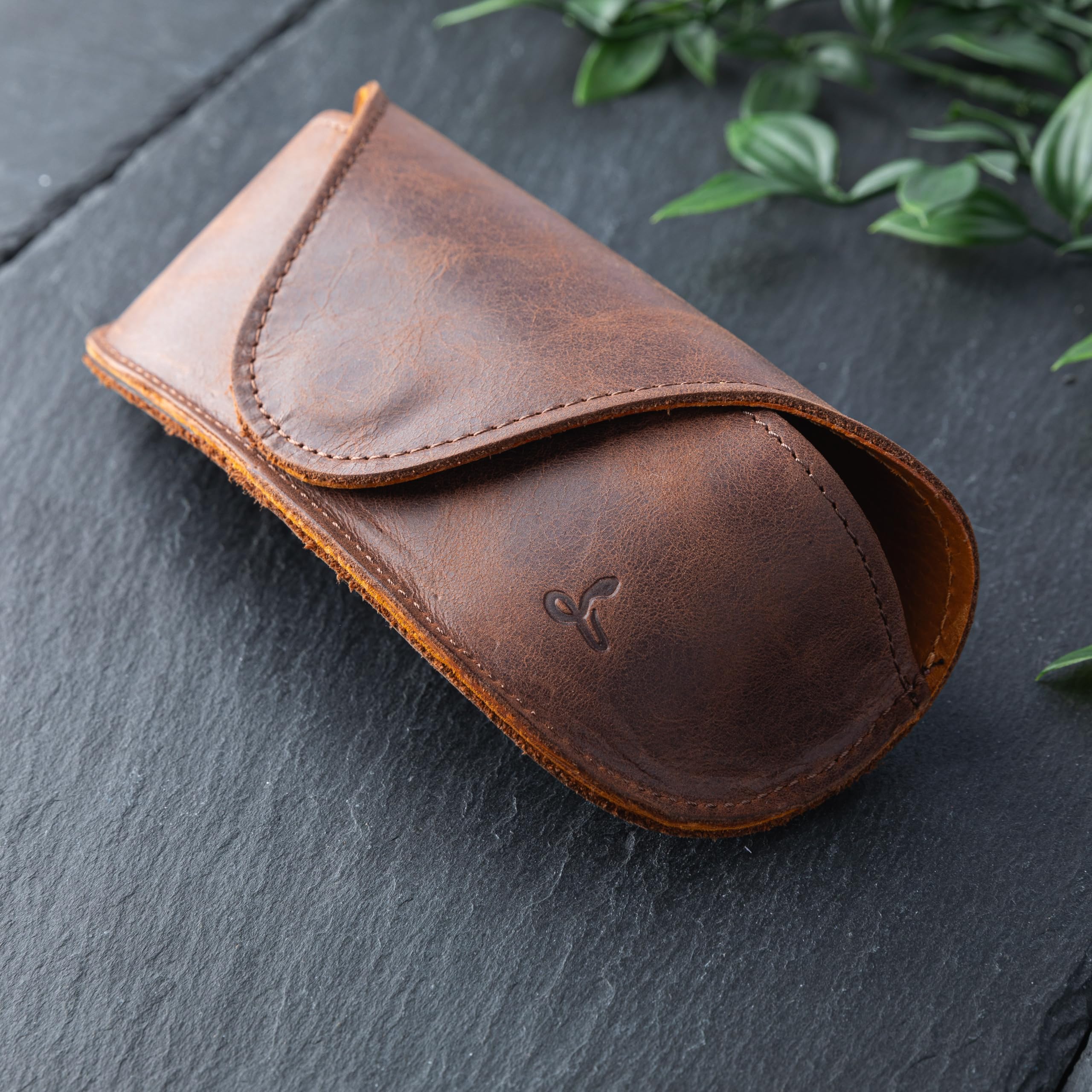 Snakehive Harte Brillenetui - Echtes Leder Brillenetui für Männer und Frauen - Lesebrillenetui - Weiches und robustes Nubukleder aus Top-Grain-Leder, handgefertigt in Europa im Vintage-Stil