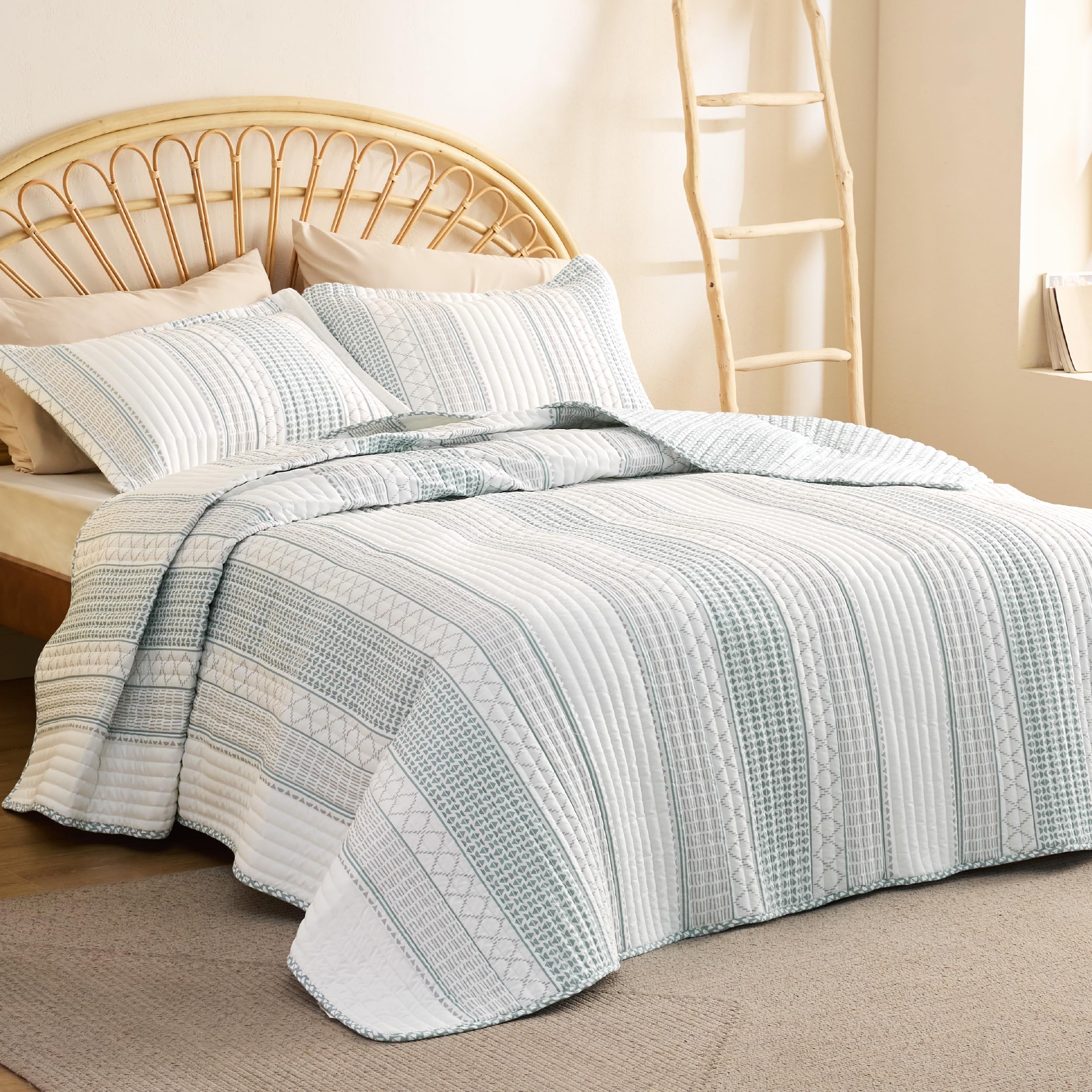 bedsure striped quilt king size - blue & grey reversible quilt bedding, microfiber lightweight bedspread, striped pattern coverlet for all seasons (106"x96")