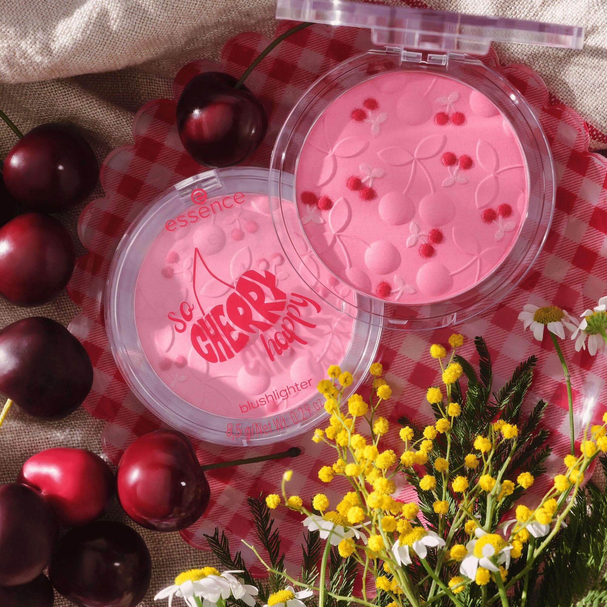 essence Róż rozświetlający SO CHERRY happy blushlighter, mieniący się (8.5g)