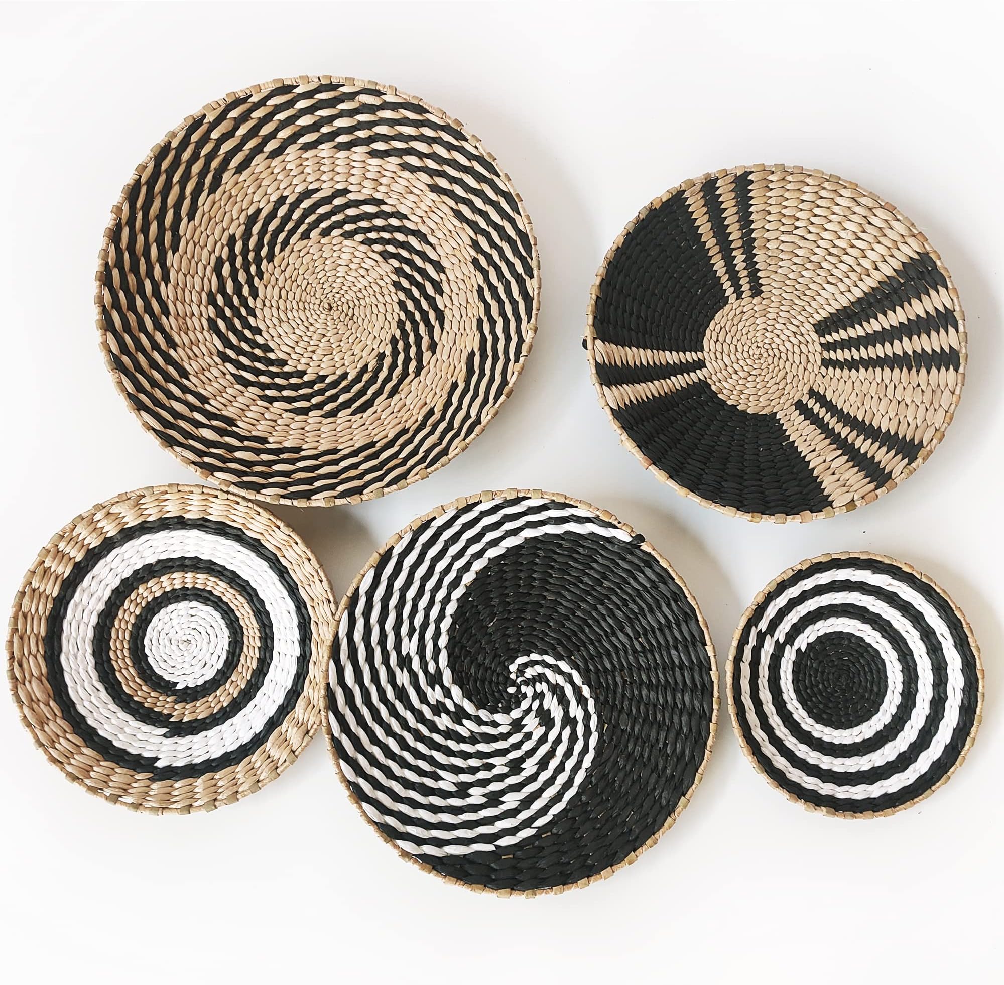 GRID FORTE Wall Basket Decor - Set of 5, Hanging Woven Baskets Natural Decorative Bowls for Living Room or Bedroom, Boho Home Decor Wicker Rattan Unique Wall Art