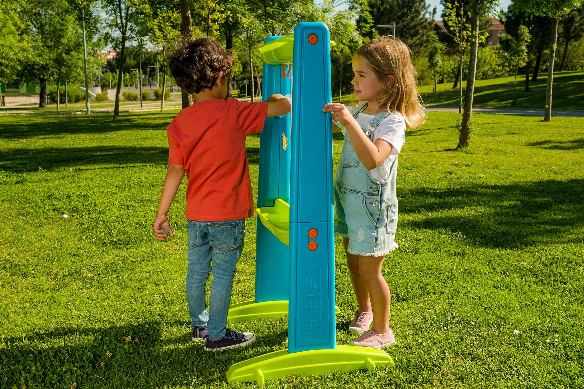 Feber - Art & Fun Board, ardoise transparente en forme de chevalet, pour peindre, jouer, 4 marqueurs de couleur inclus, autocollants, clips pour papier, pour enfants à partir de 3 ans