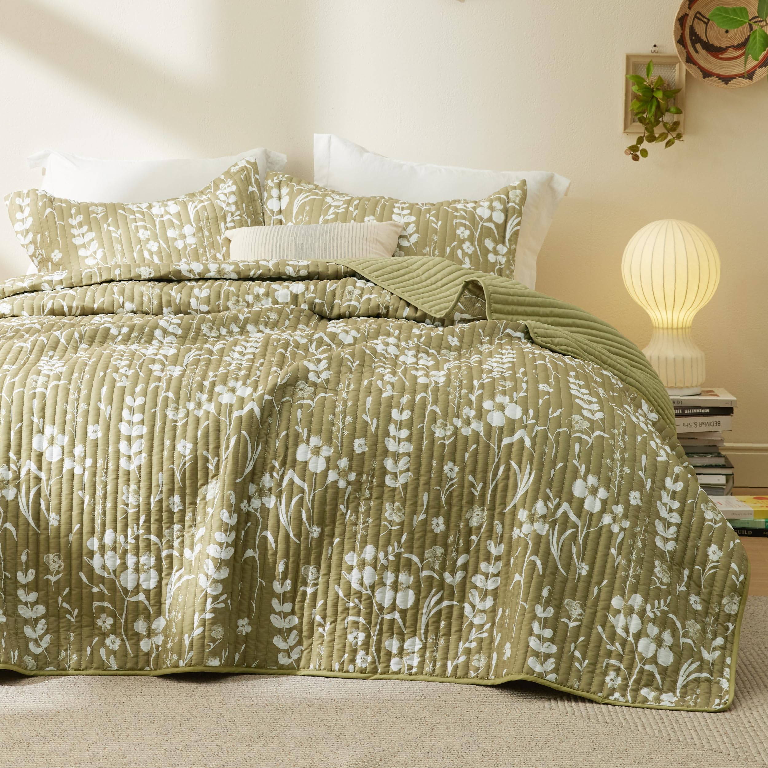 Bedsure Floral Quilt Set King - Reversible Olive Green Botanical Quilt Bedding Set, 3 Pieces Lightweight Bedspread, Soft Microfiber Coverlet with 2 Pillow Shams for All Seasons (106"x96")