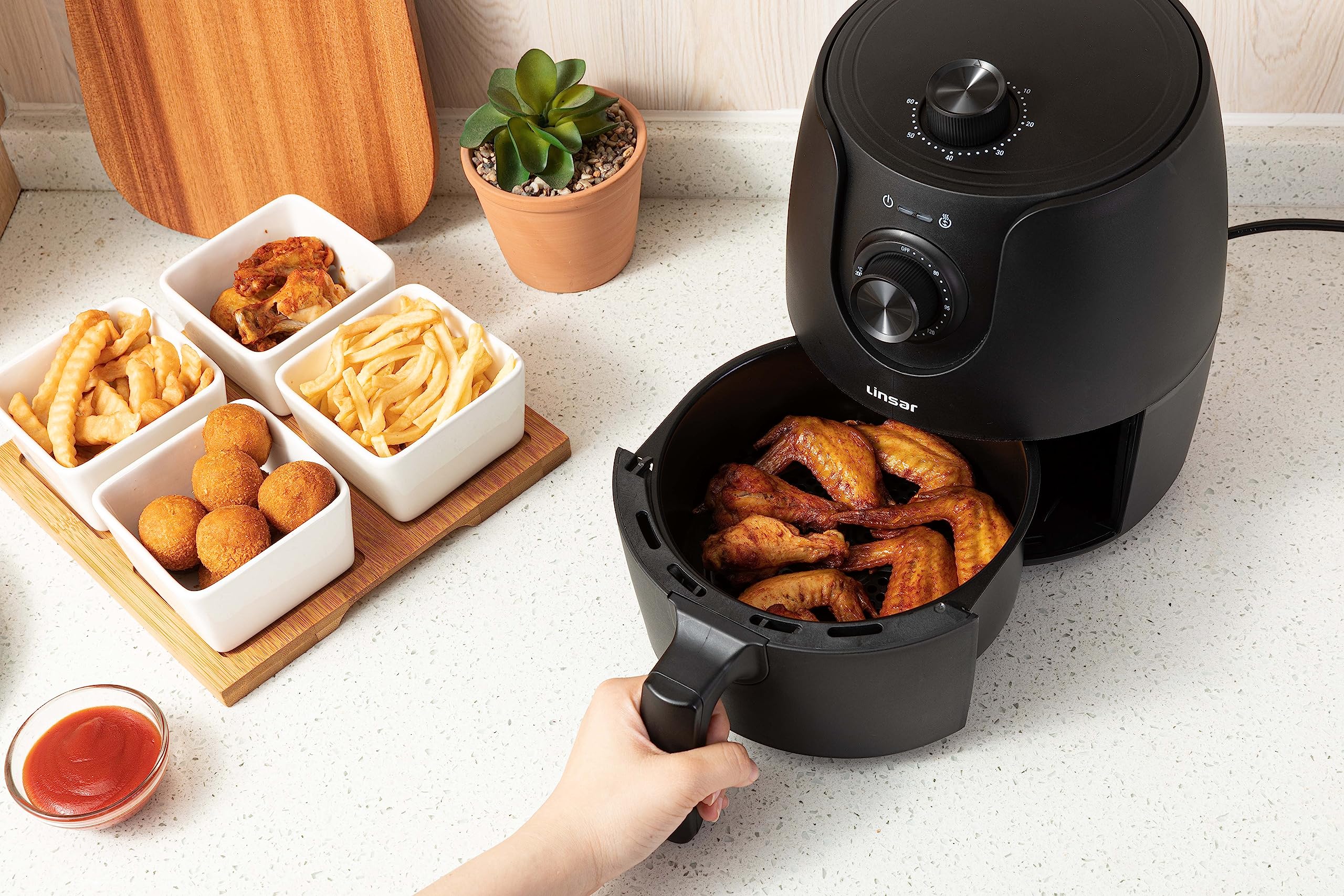 Linsar - Friggitrice ad aria calda 1,8L - Friggitrice ad aria con timer e funzione Keep Warm - Temperatura selezionabile - Più risparmio energetico e più veloce del forno - 1200 Watt - Piccolo (Nero)