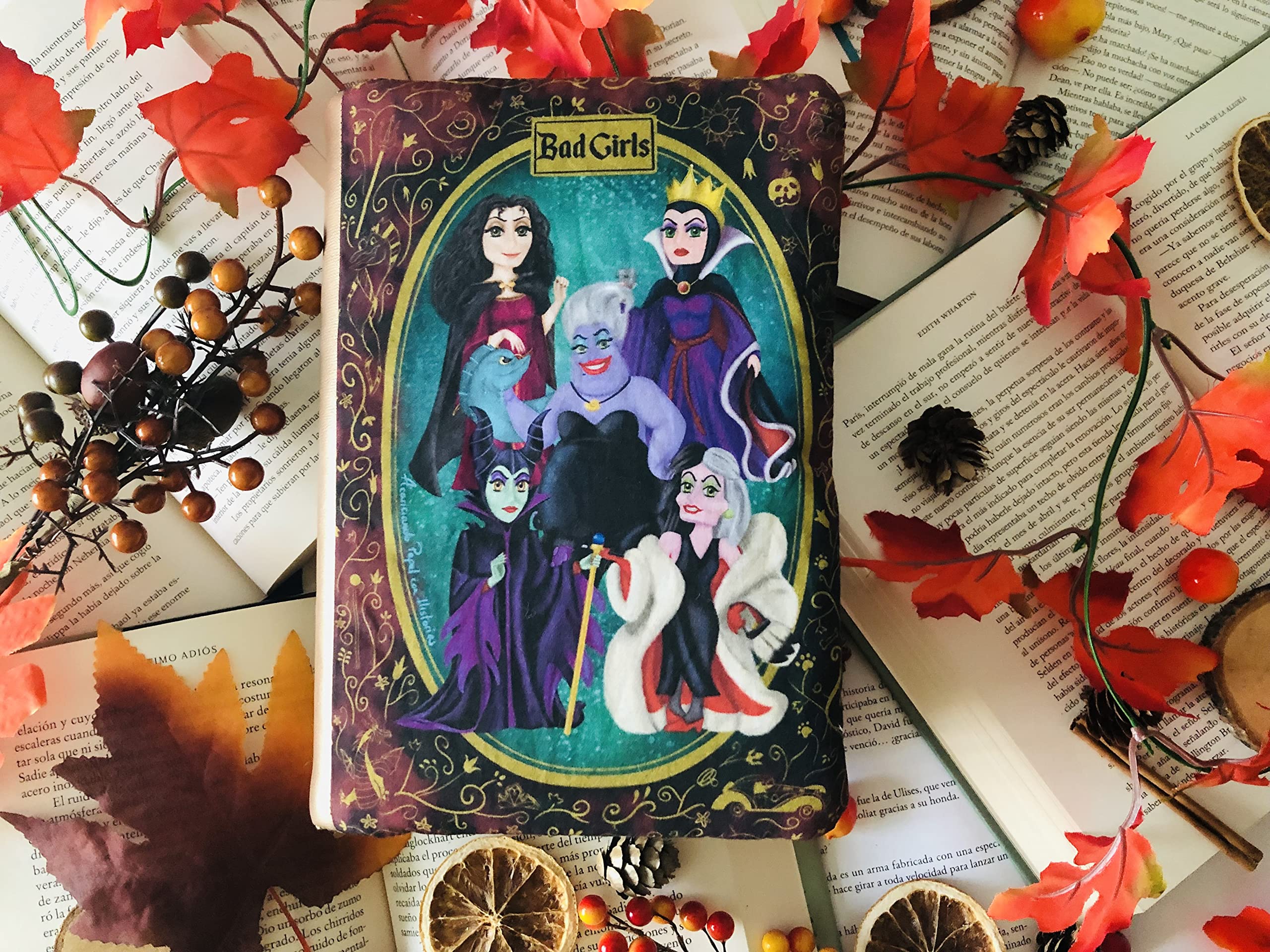Funda artesanal mediana de solapa para libros de VILLANAS CLÁSICAS + marcapáginas de regalo, funda de algodón ecológico, acolchada, libros. Regalo ideal para adolescentes