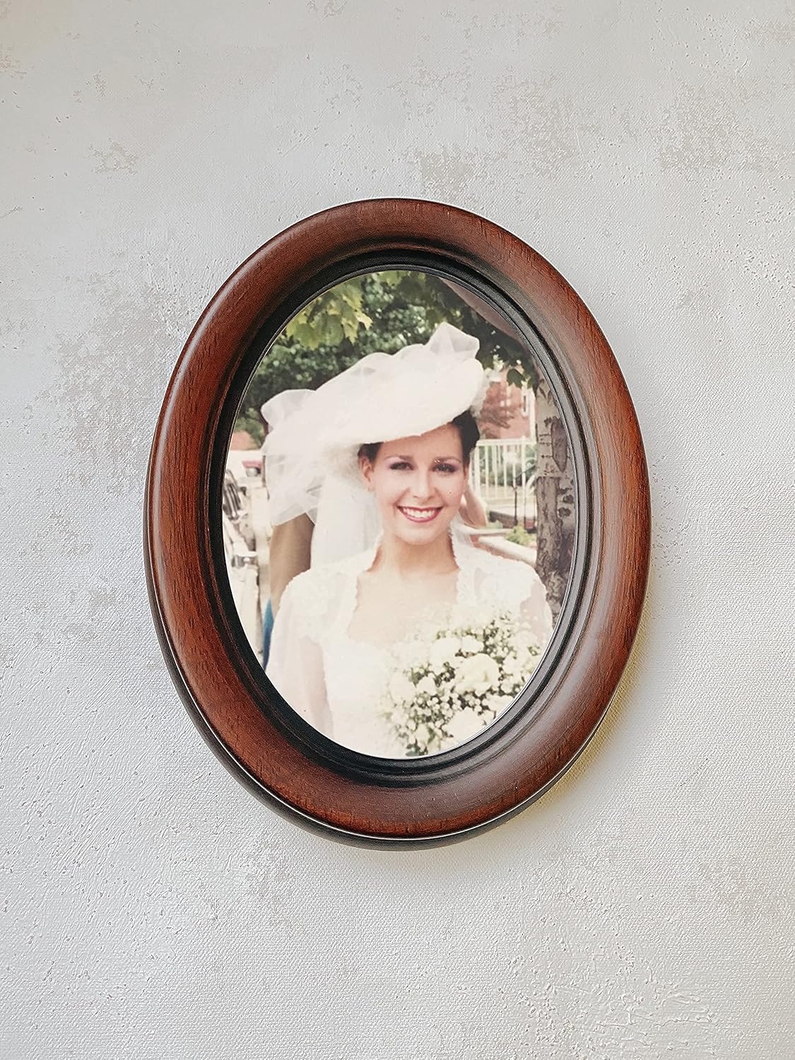 Classic Oval Picture Frame 5x7 Made in Italy - Hand Made Solid Wood Frame with Stained Walnut Finish